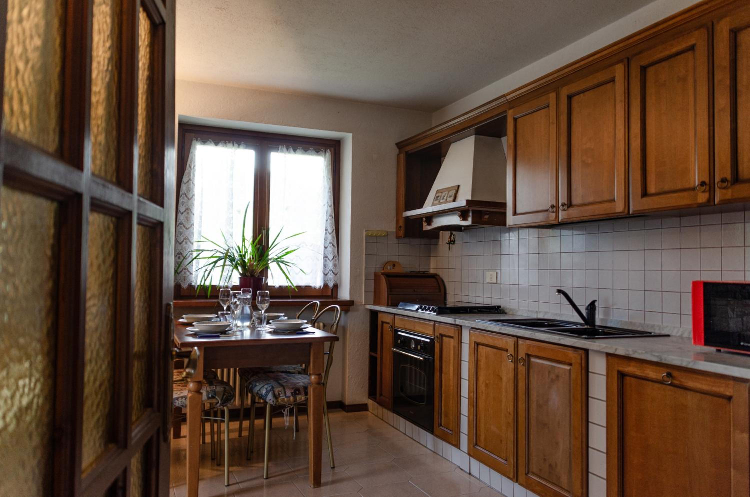 One-Bedroom Apartment With Balcony And Mountain View   photo 2