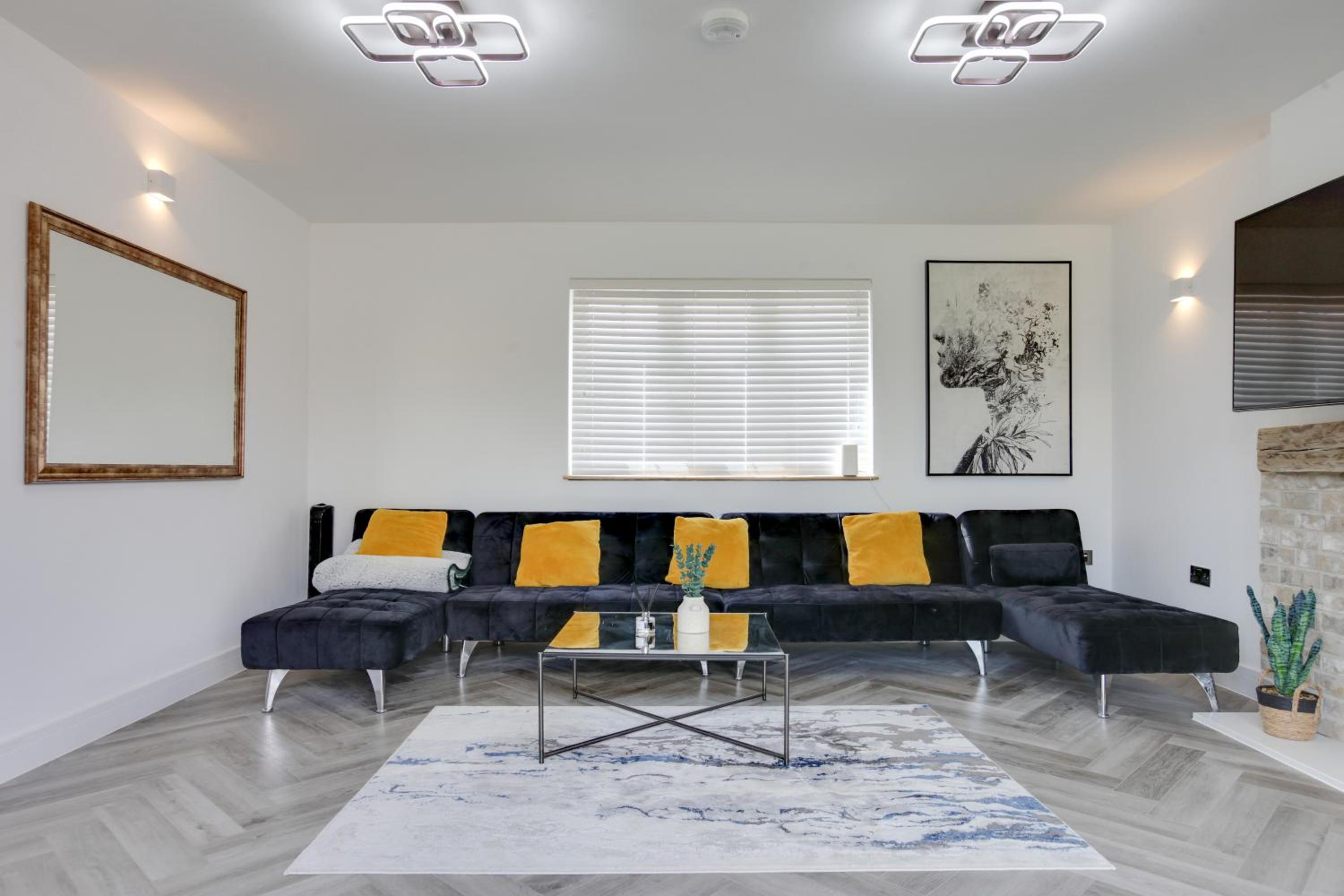 Five-Bedroom House photo 1