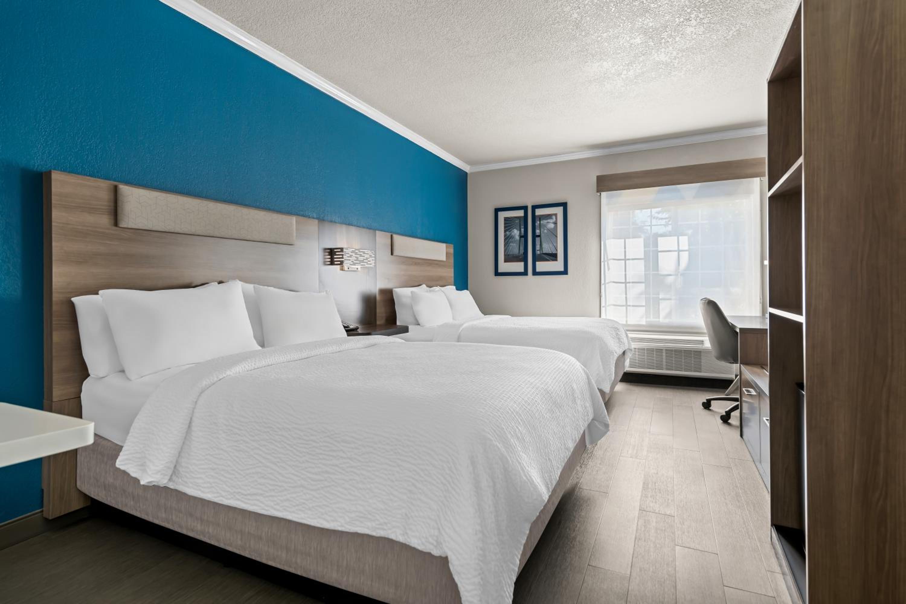 Standard Room with Two Queen Beds - Photo 8