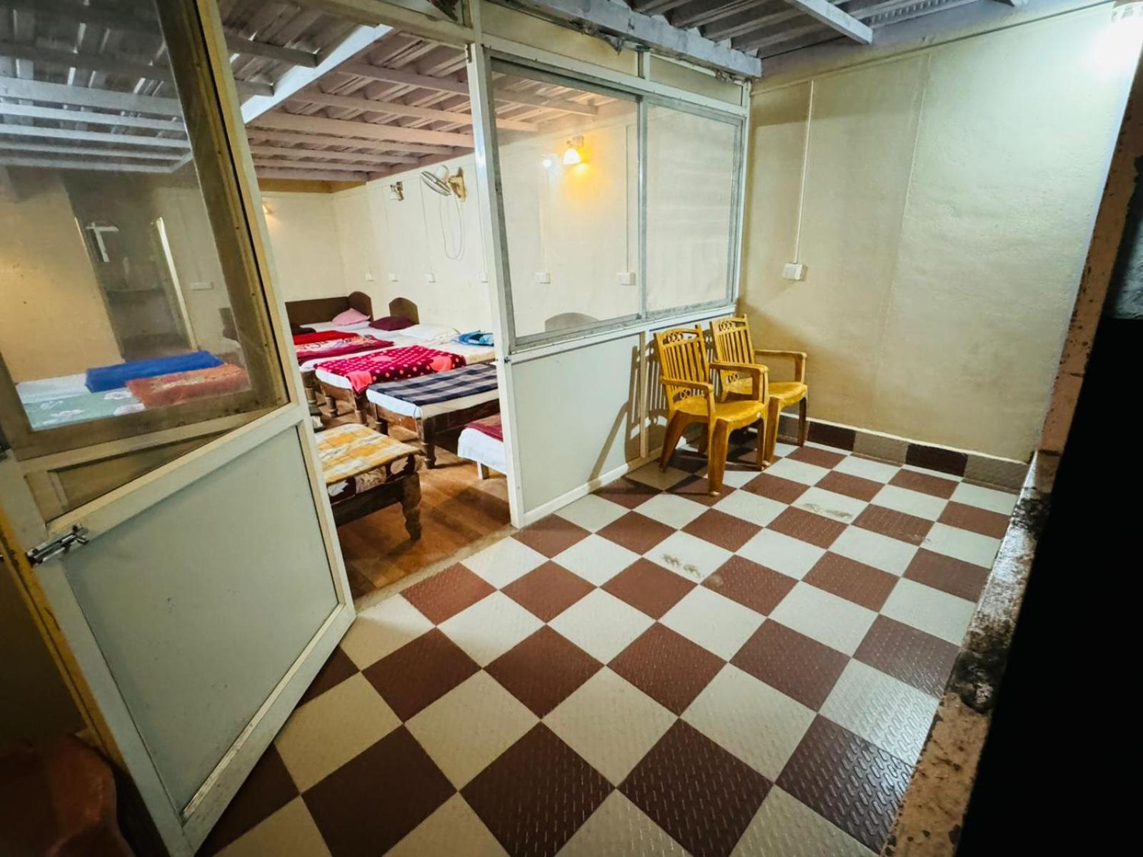 10-Bed Mixed Dormitory Room photo 2