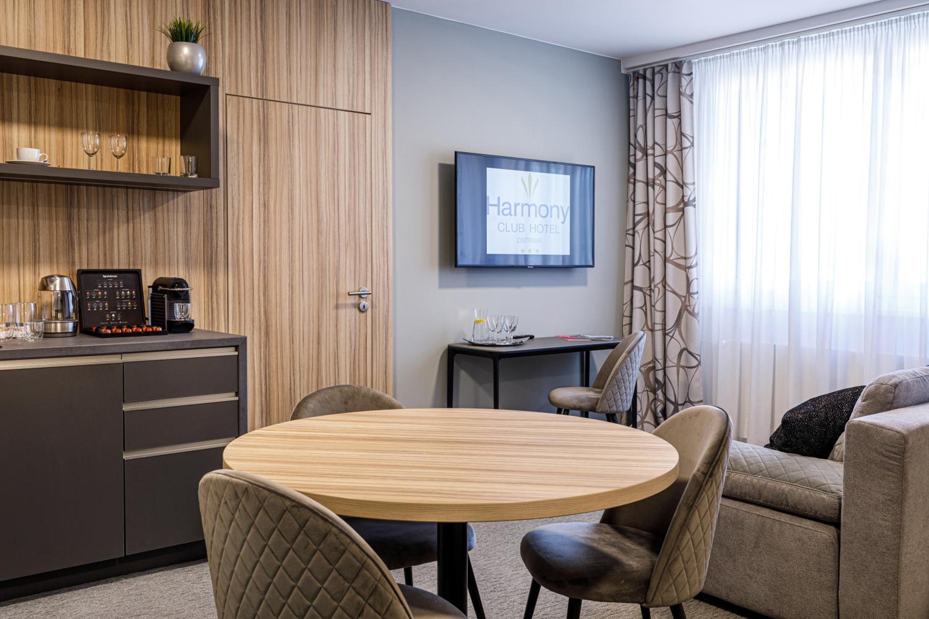 Deluxe Family Room photo 3