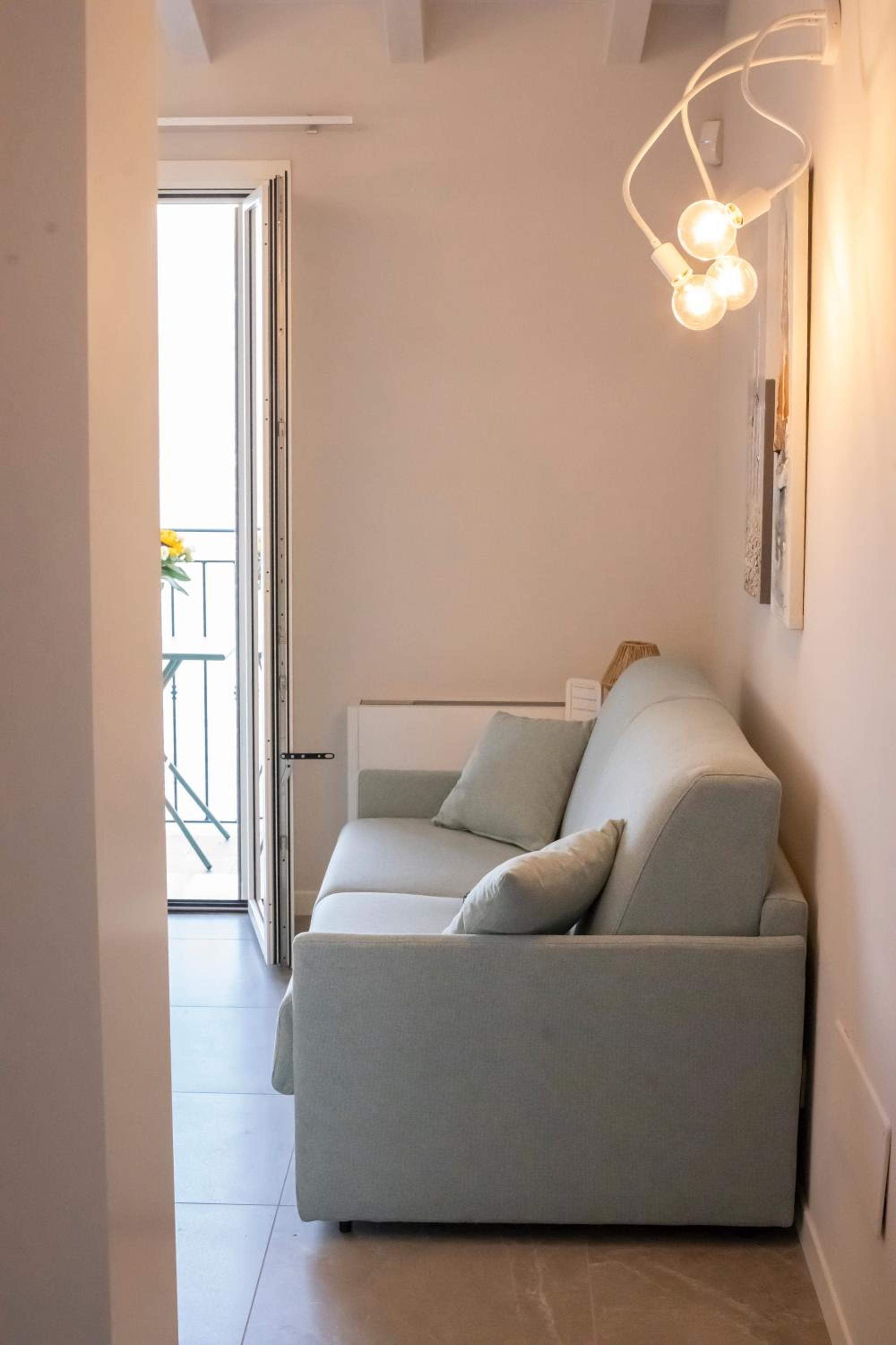 One-Bedroom Apartment with Lake View