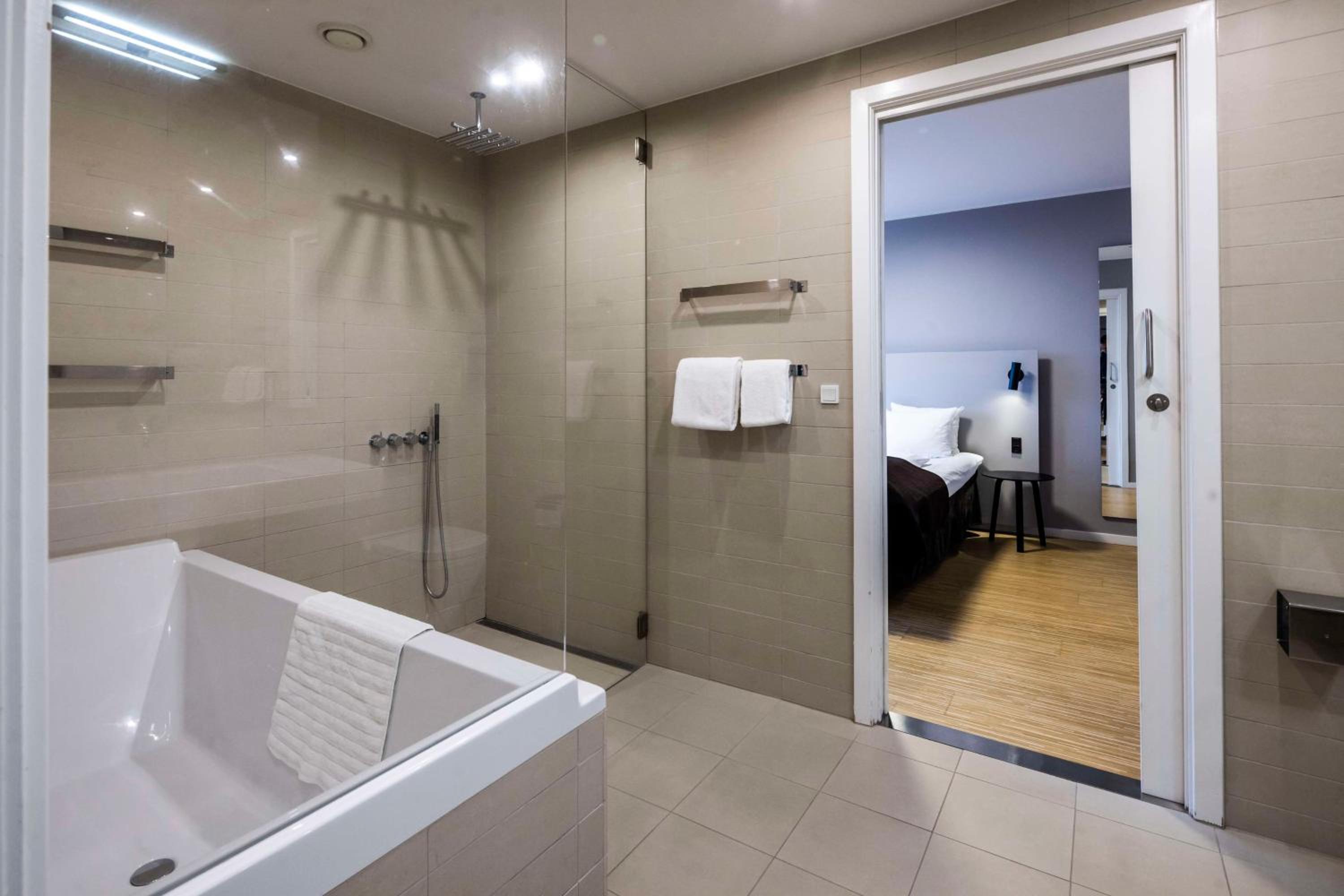 Suite with Balcony - Photo 5
