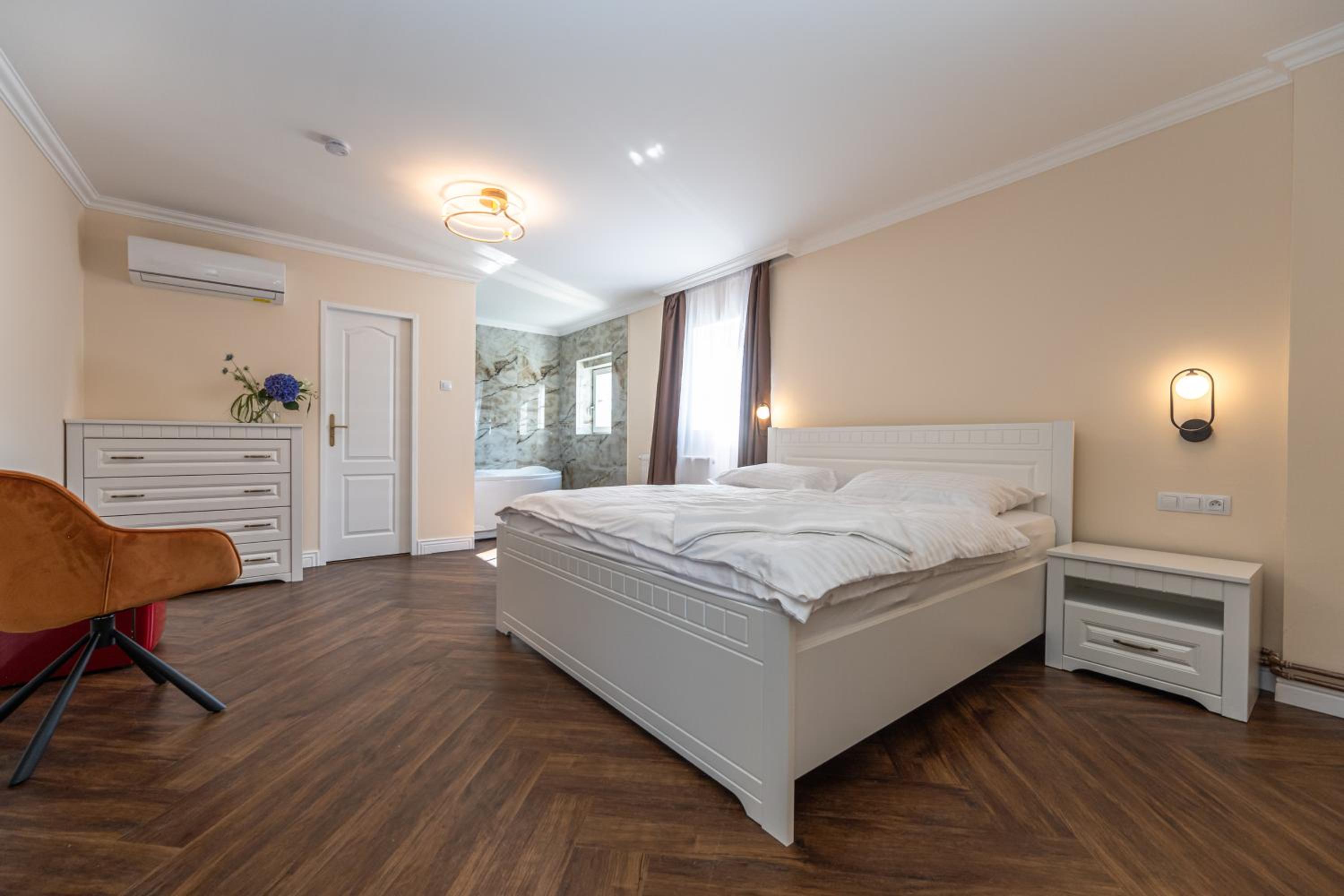 King Room with Spa Bath