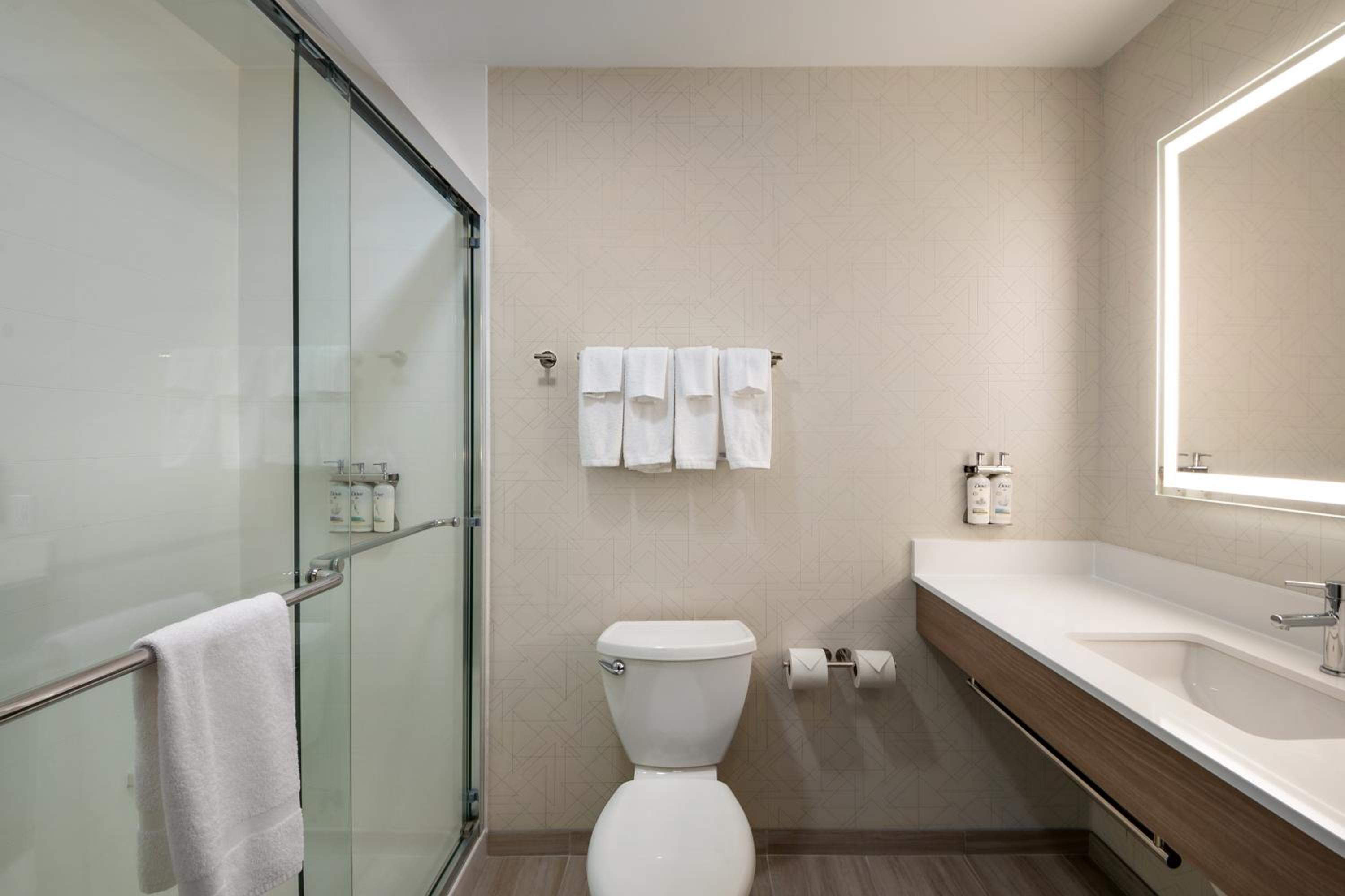 Room with Two Beds - Hearing Accessible - Non-Smoking photo 3
