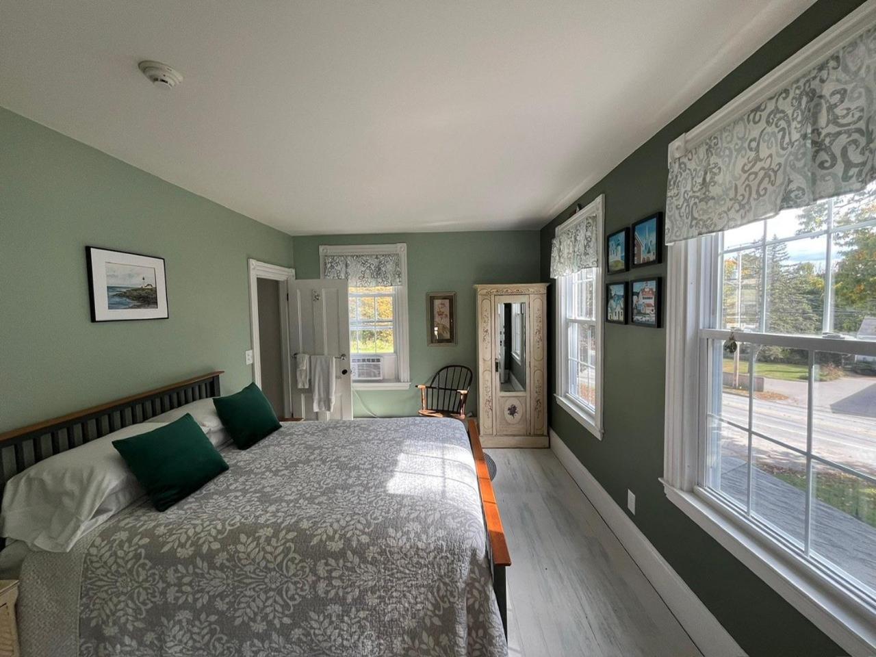 Deluxe Queen Room