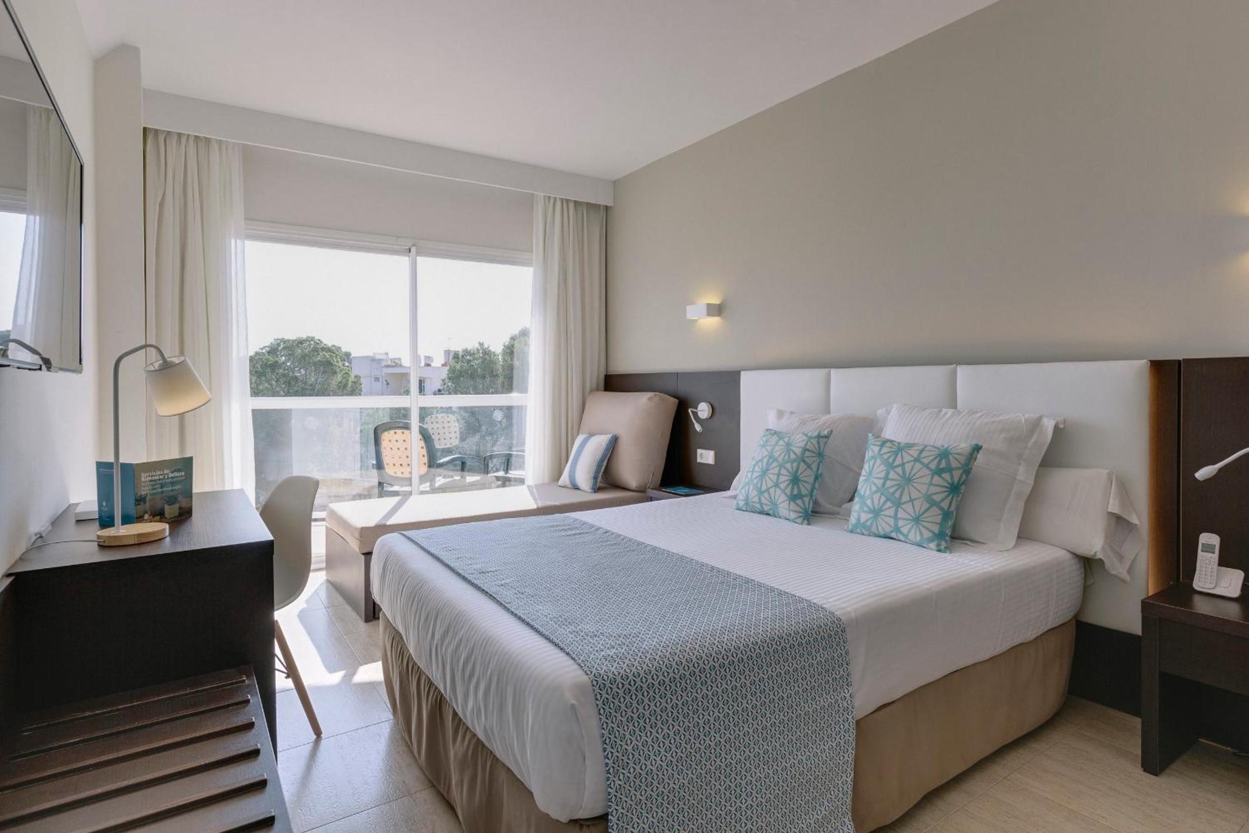 Double Room with Pool View (2 Adults + 2 Children) - Photo 1