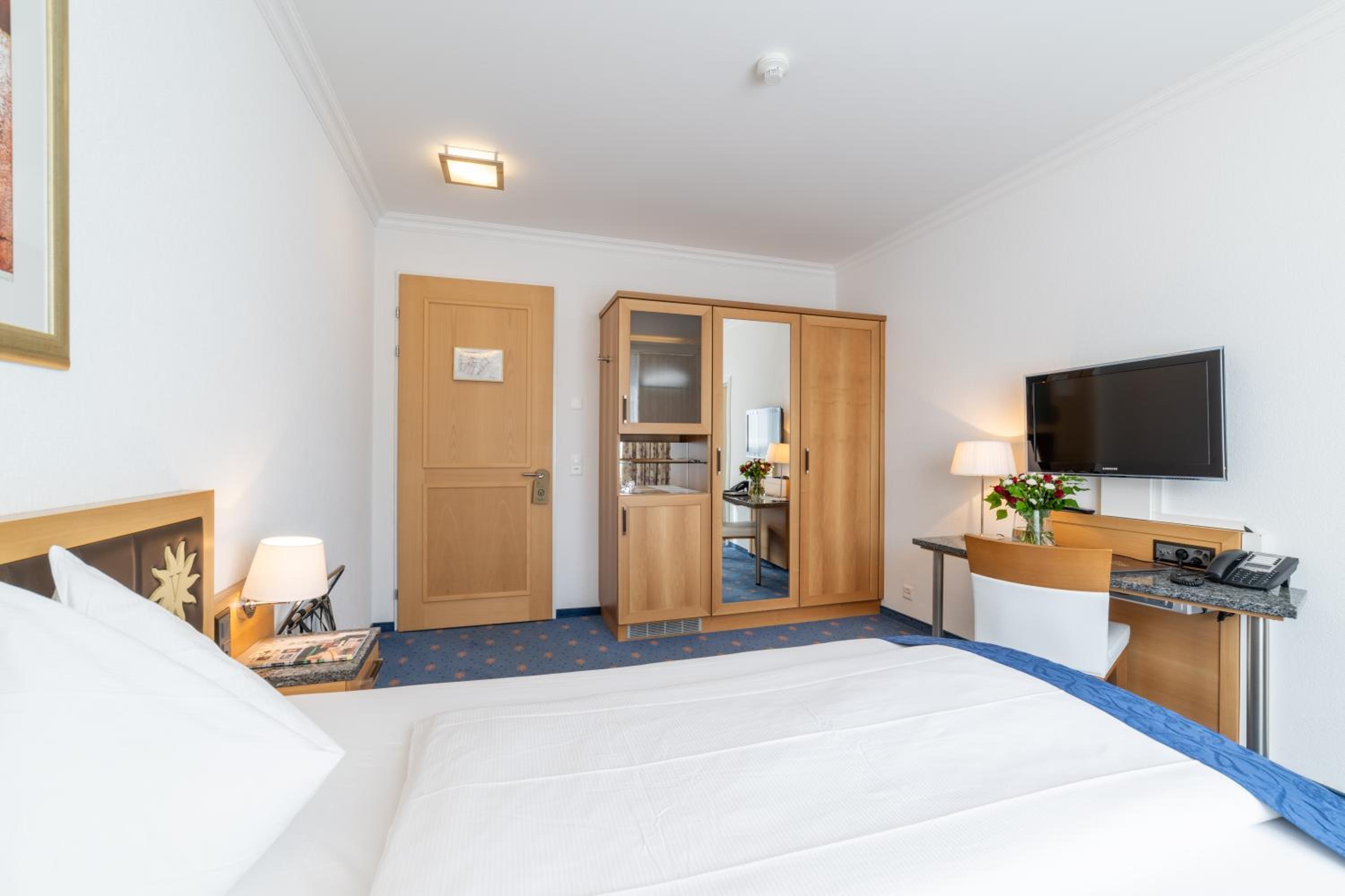 Comfort Double Room - partially with balcony thumbnail 6