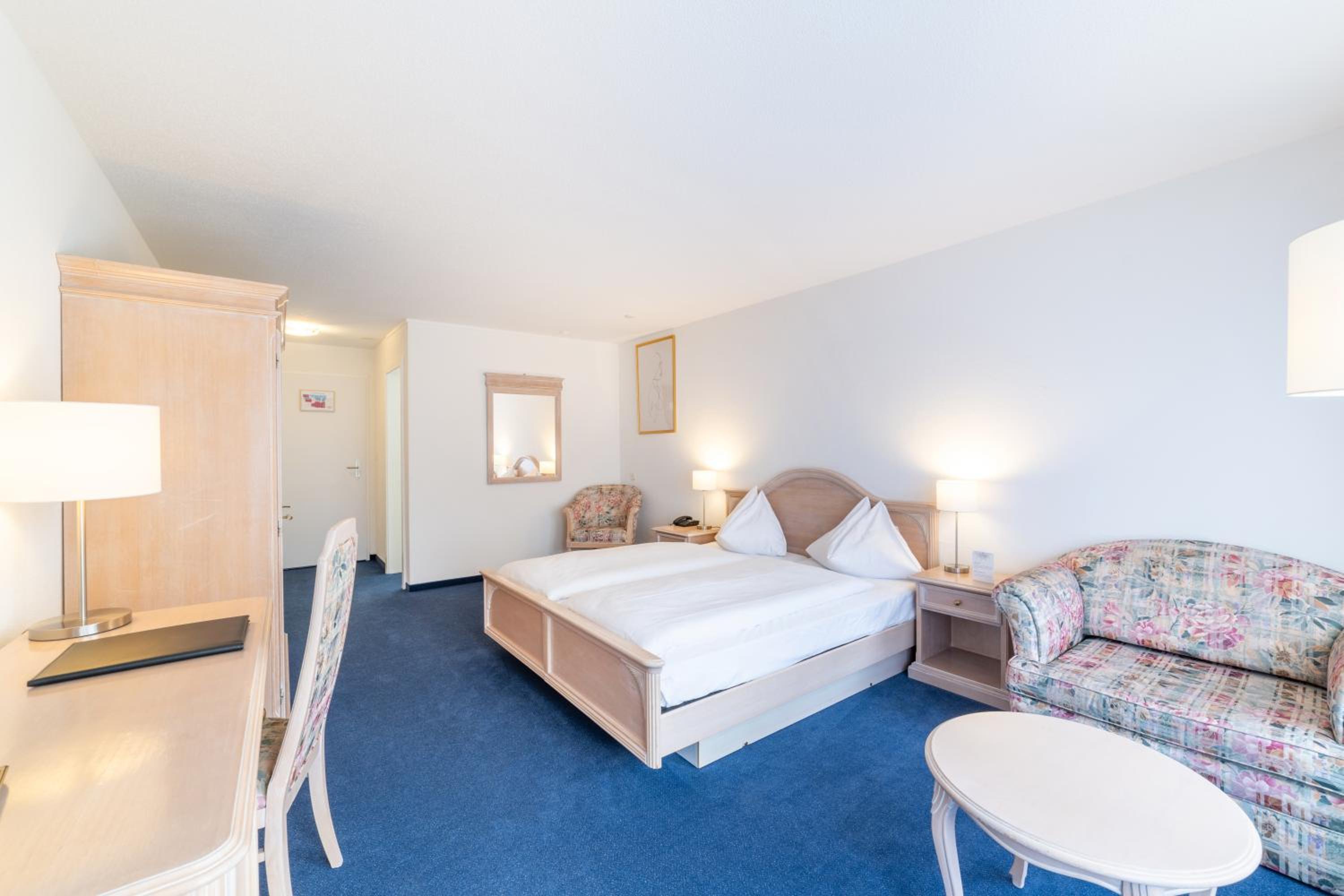 Superior Double Room - partially with balcony thumbnail 6