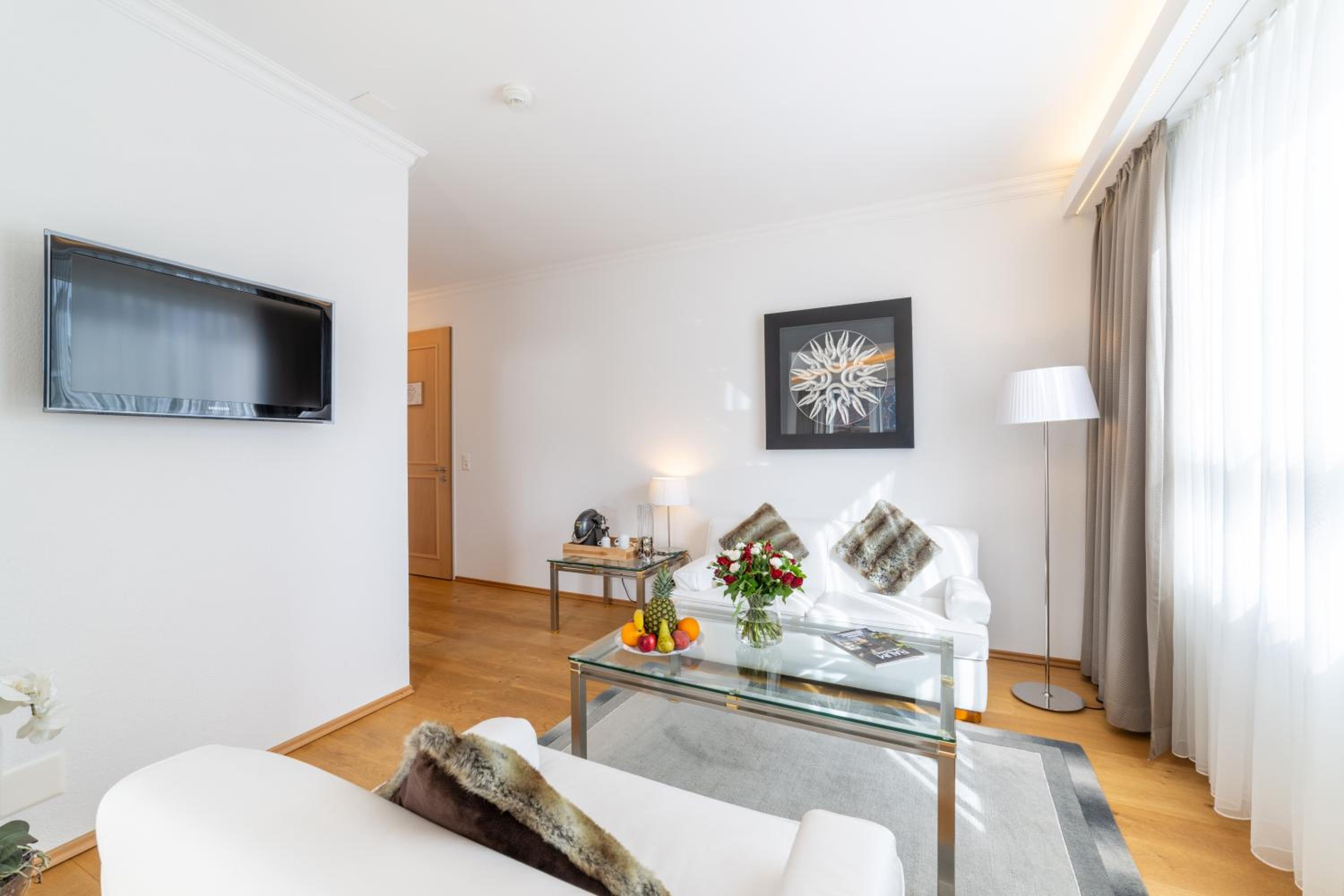 Suite - partially with balcony thumbnail 6