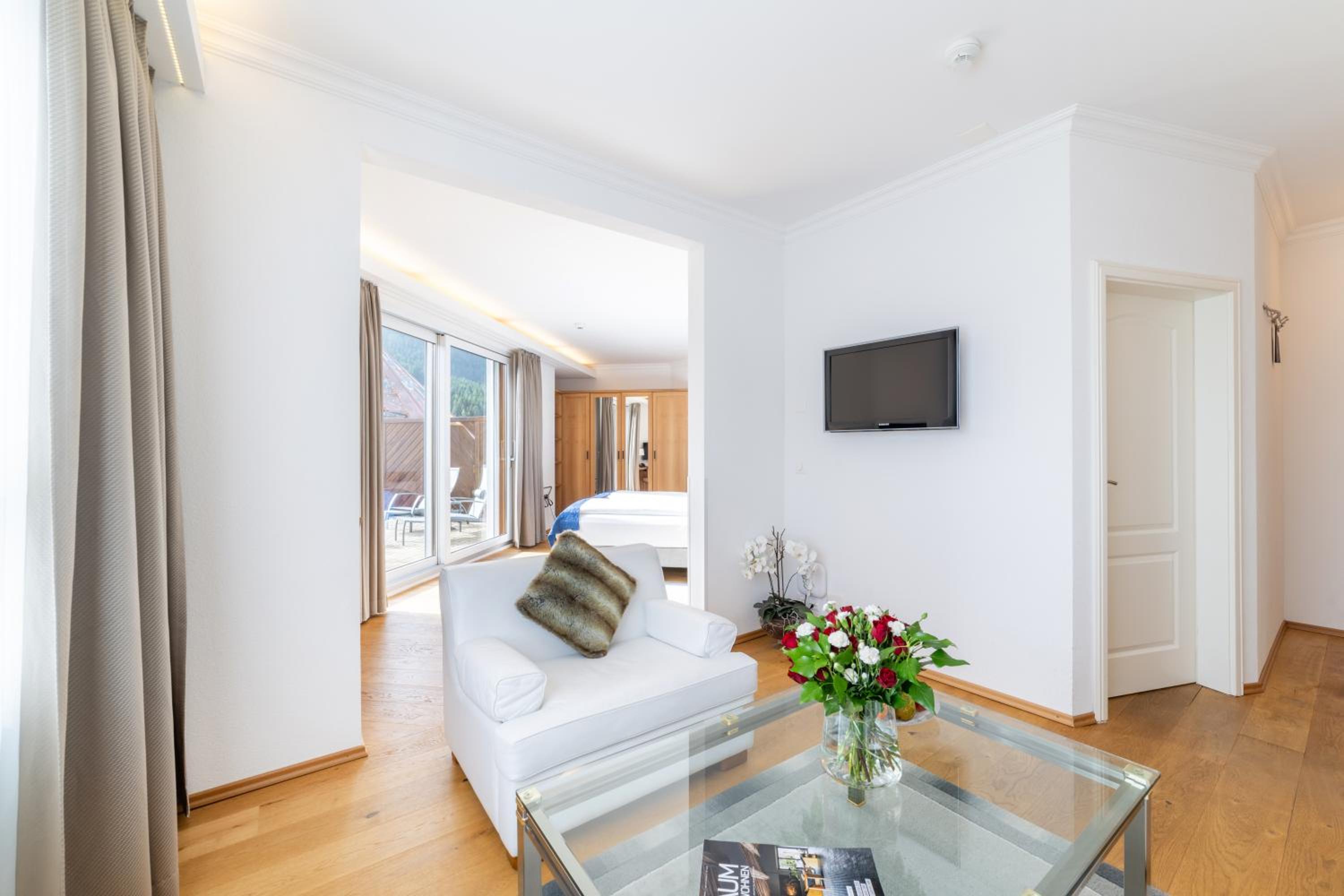 Suite - partially with balcony thumbnail 6
