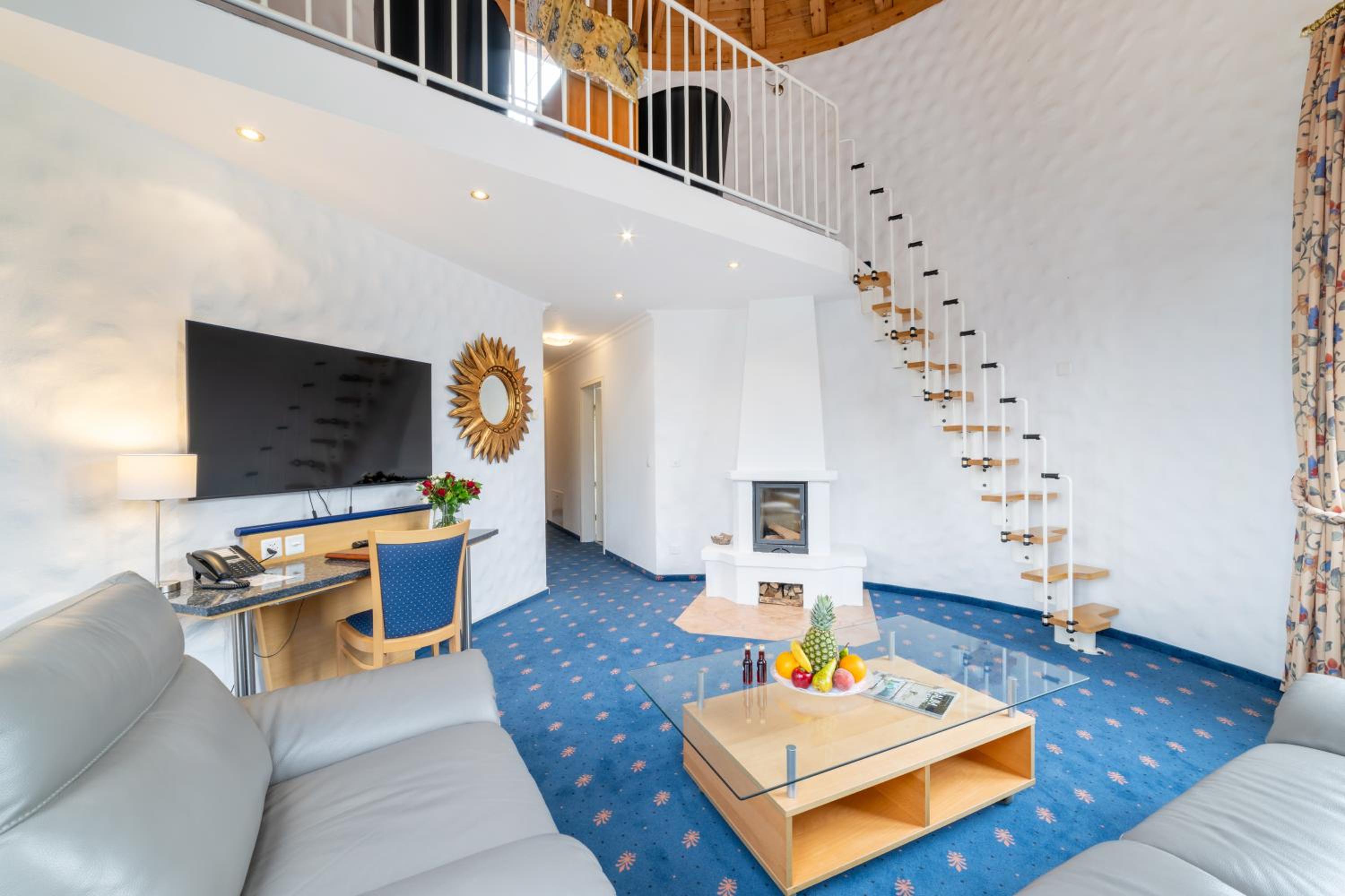 Suite - partially with balcony thumbnail 5