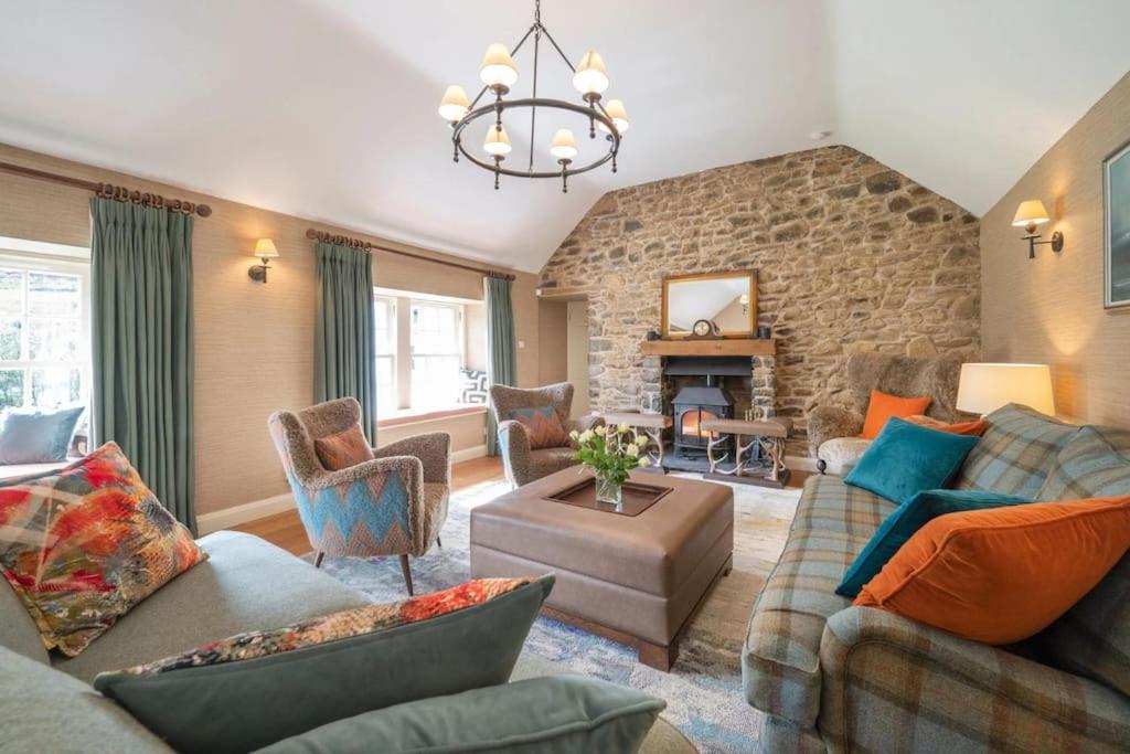 Five-Bedroom House photo 1