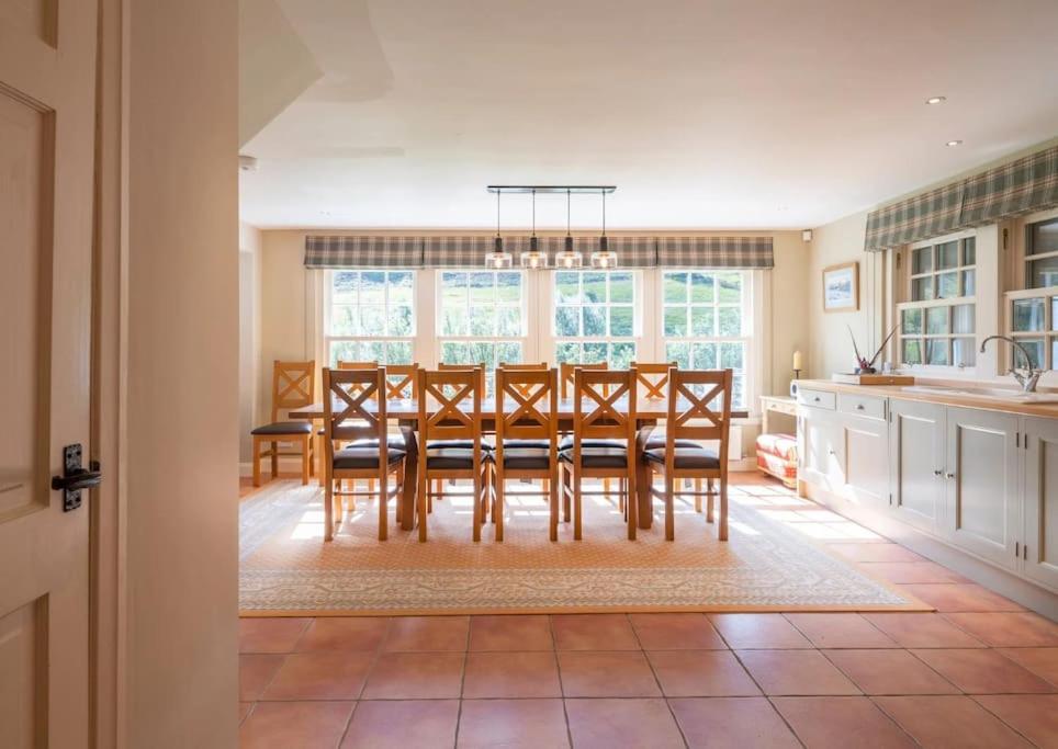 Five-Bedroom House photo 3