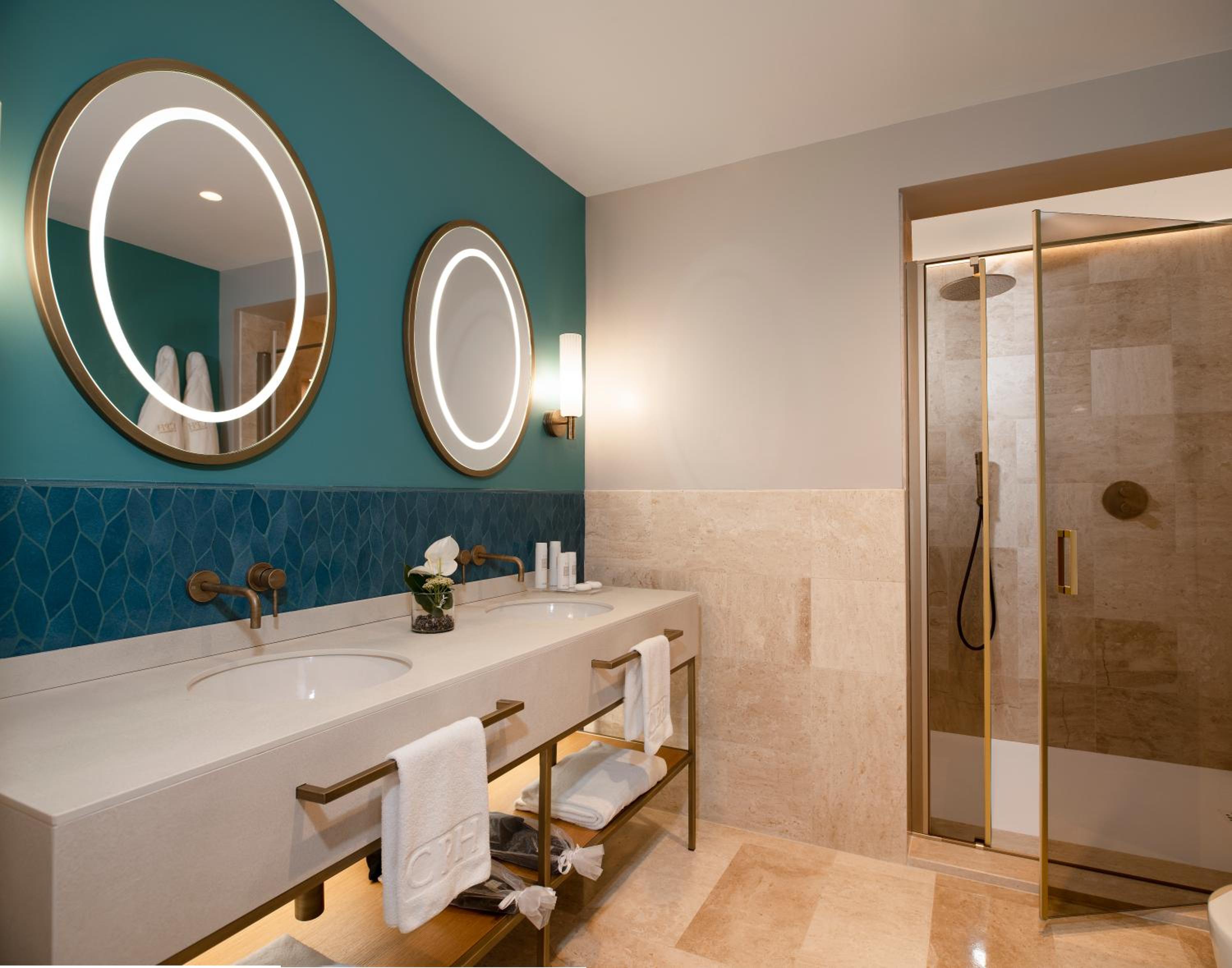 Luxury Suite - Photo 10