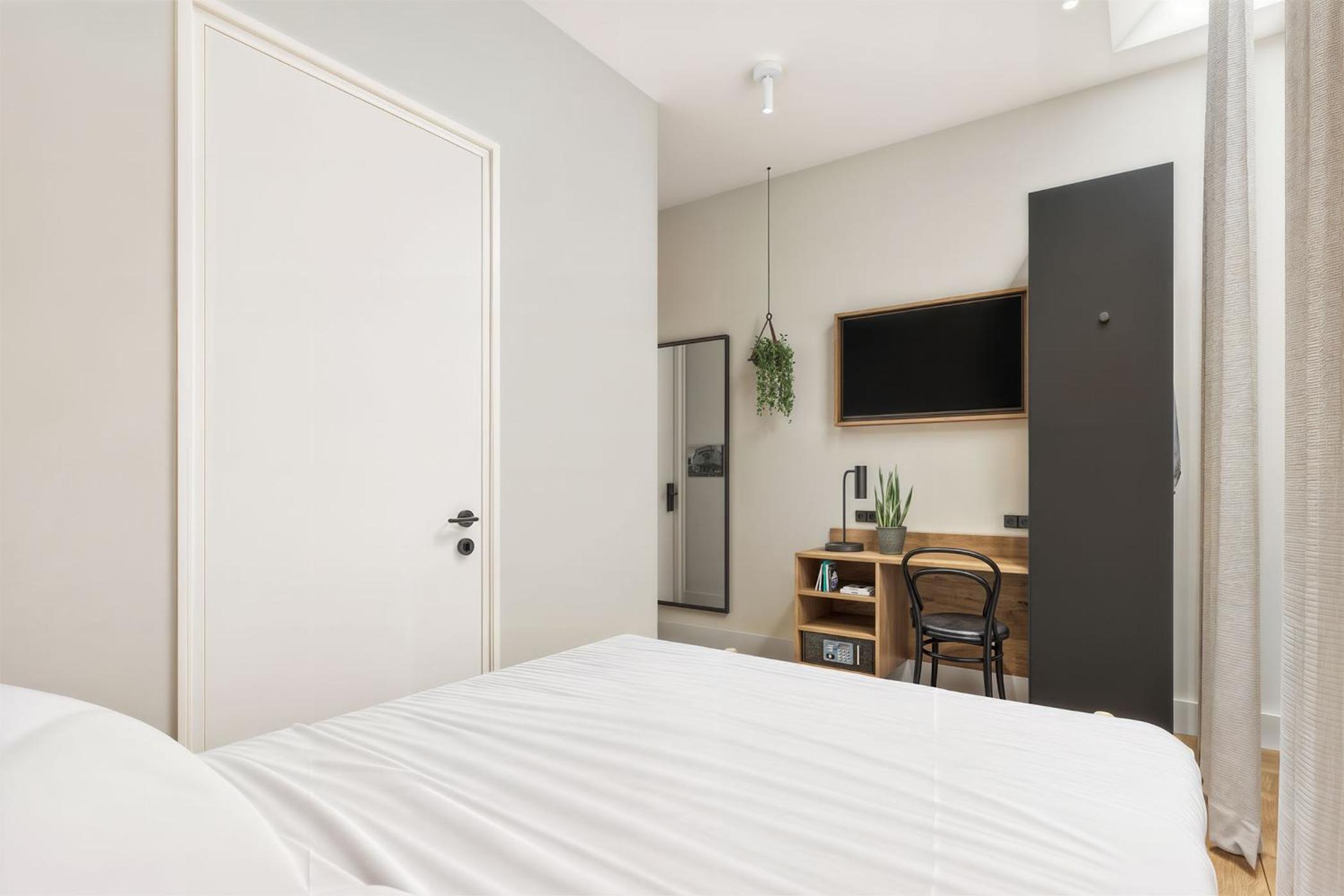 Basement Street View Room - Photo 2