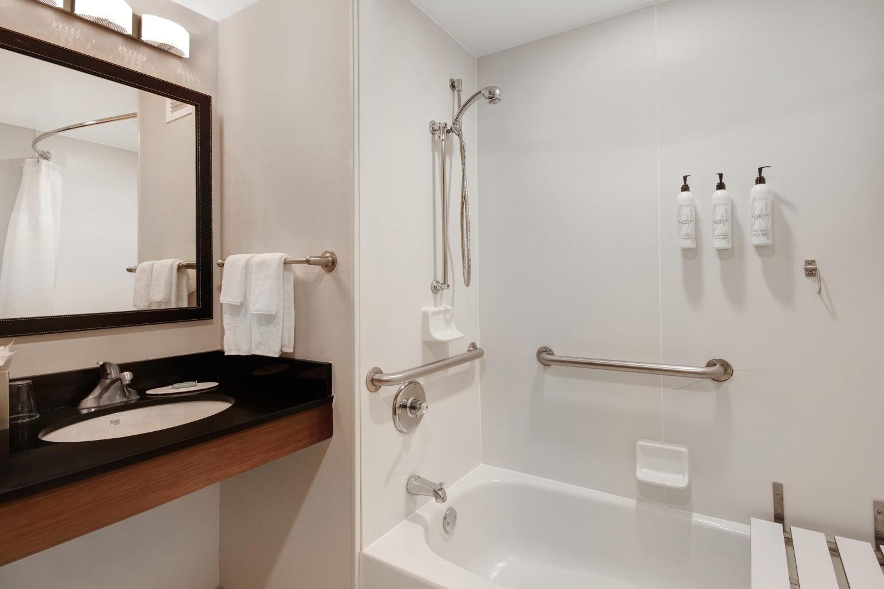 Queen Room with Tub - Mobility and Hearing Accessible