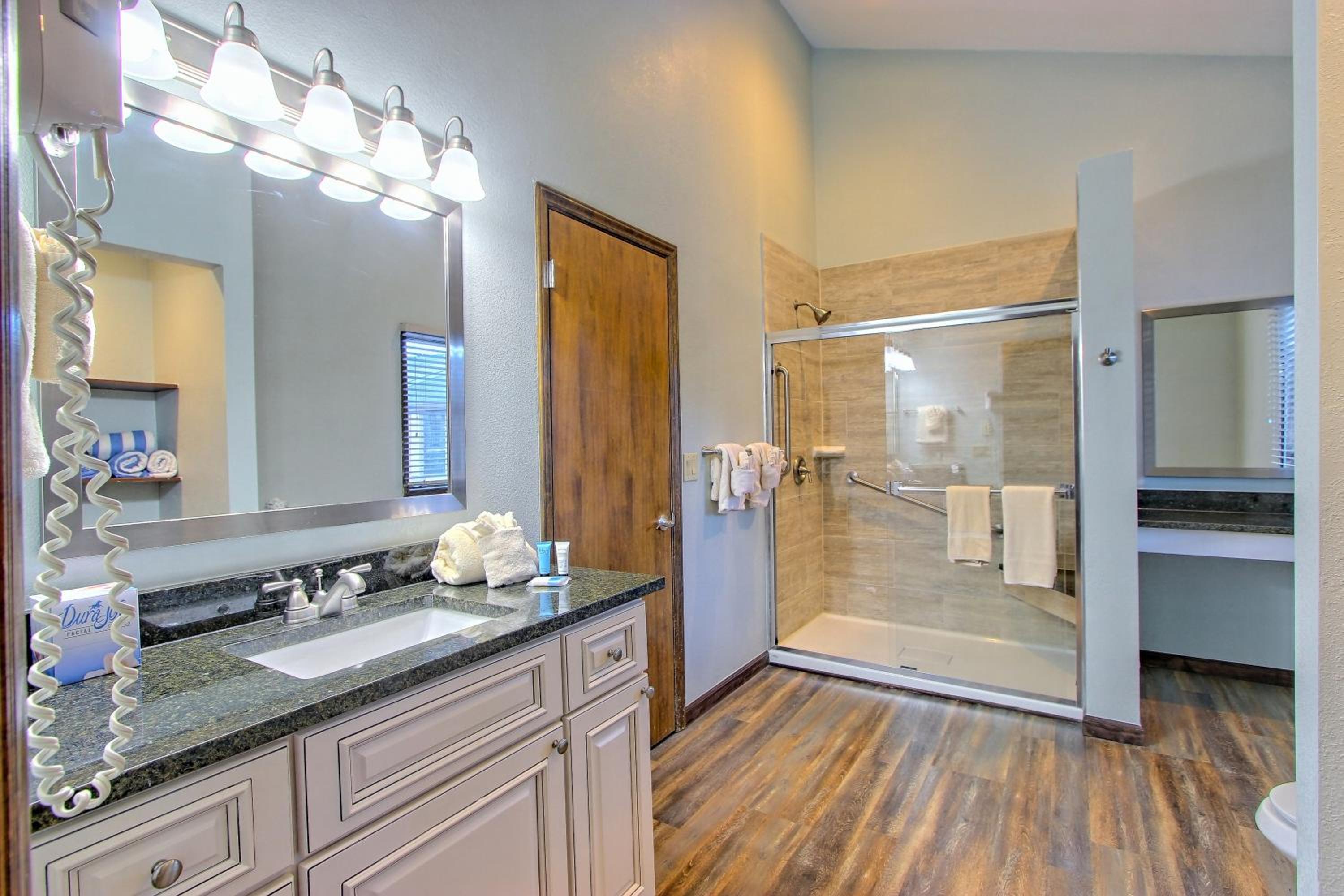 Two-Bedroom Apartment with Single Beds photo 3