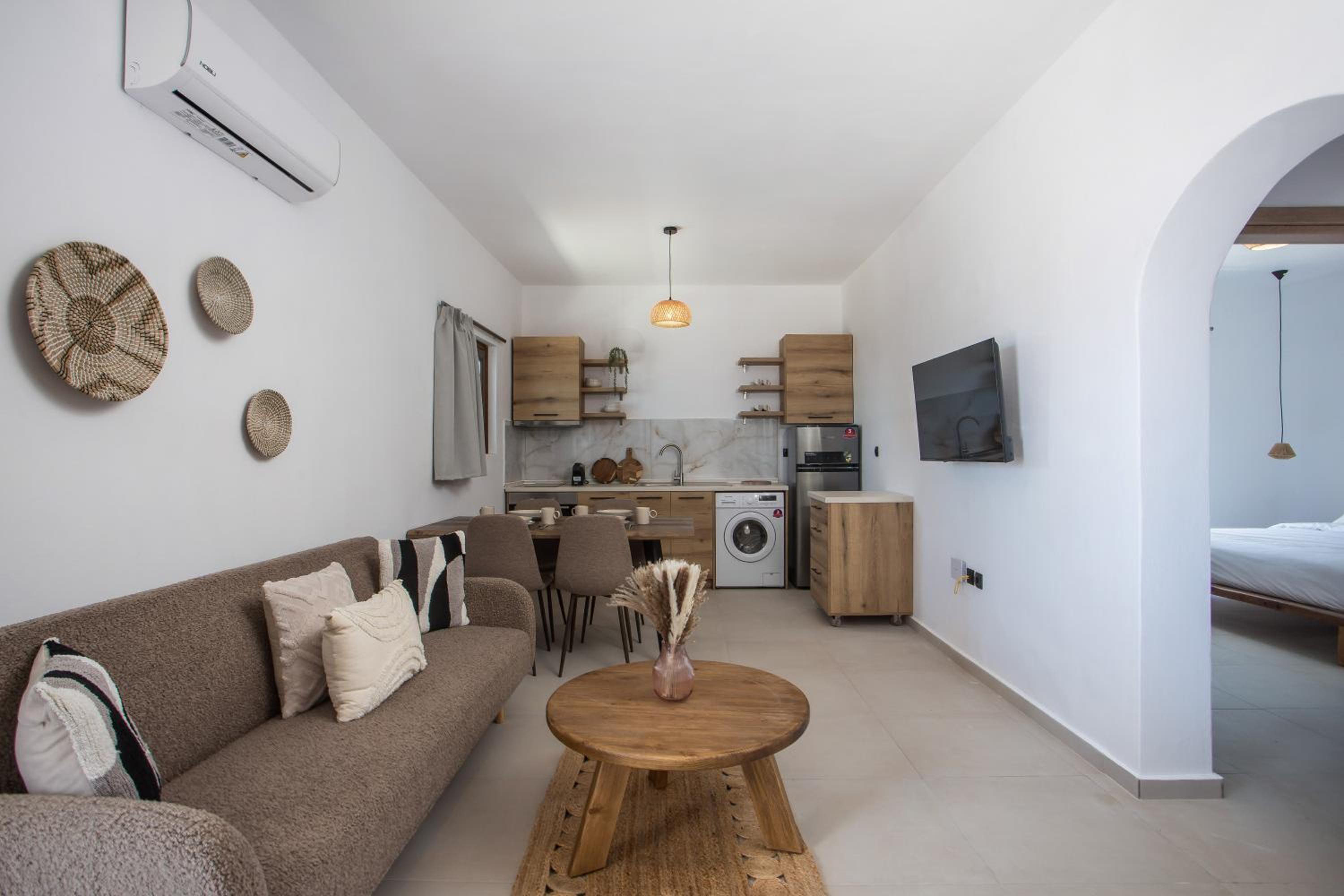 Deluxe Two-Bedroom Apartment with Garden View photo 3