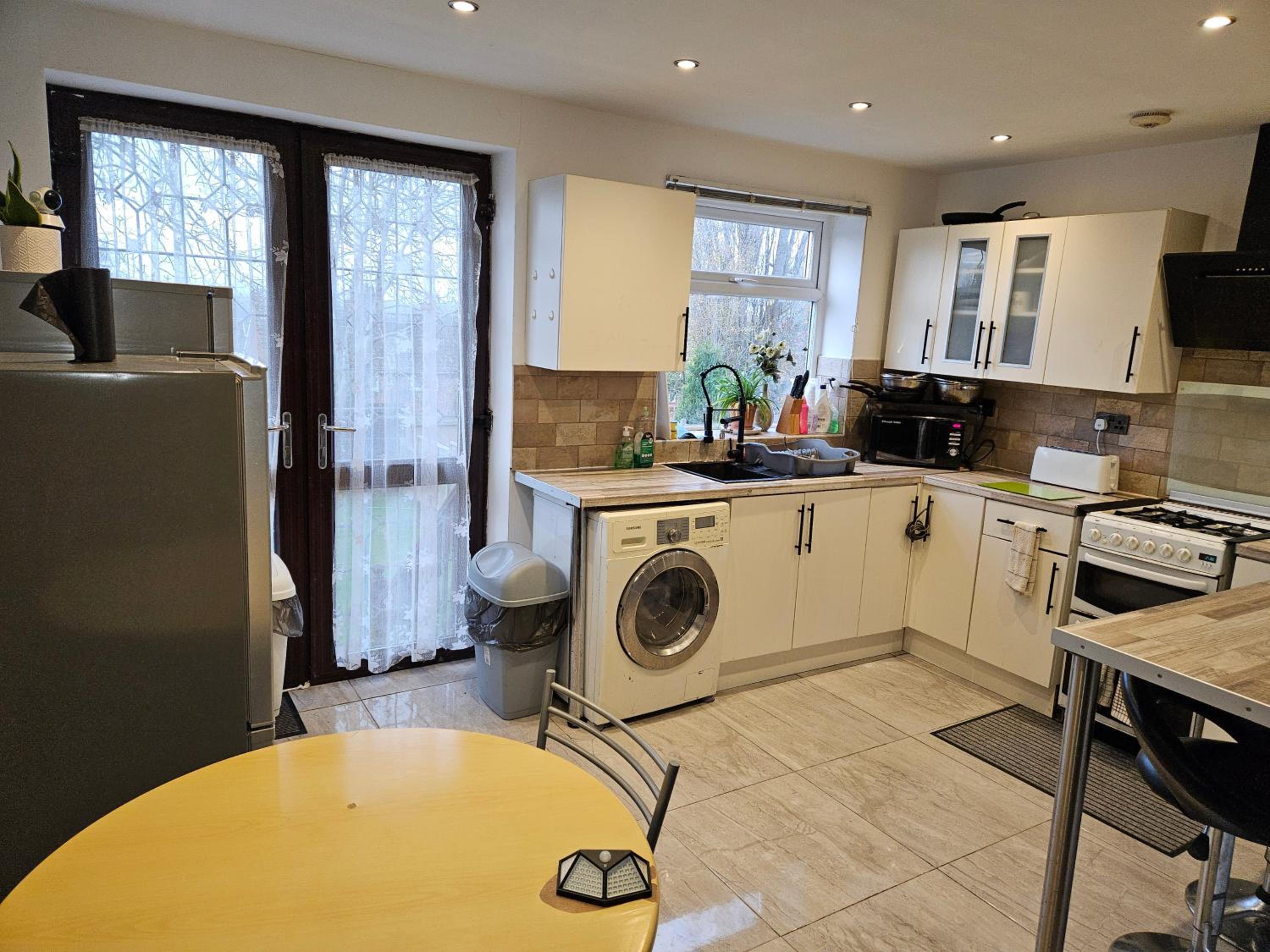 Triple Room with Private Bathroom - Photo 12