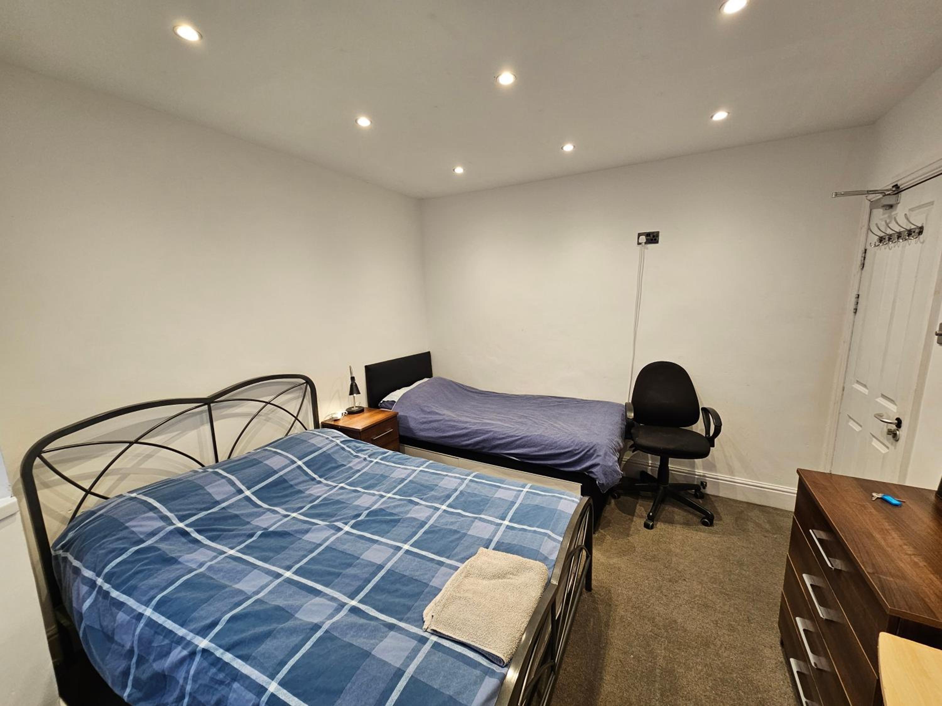 Triple Room with Private Bathroom - Photo 3