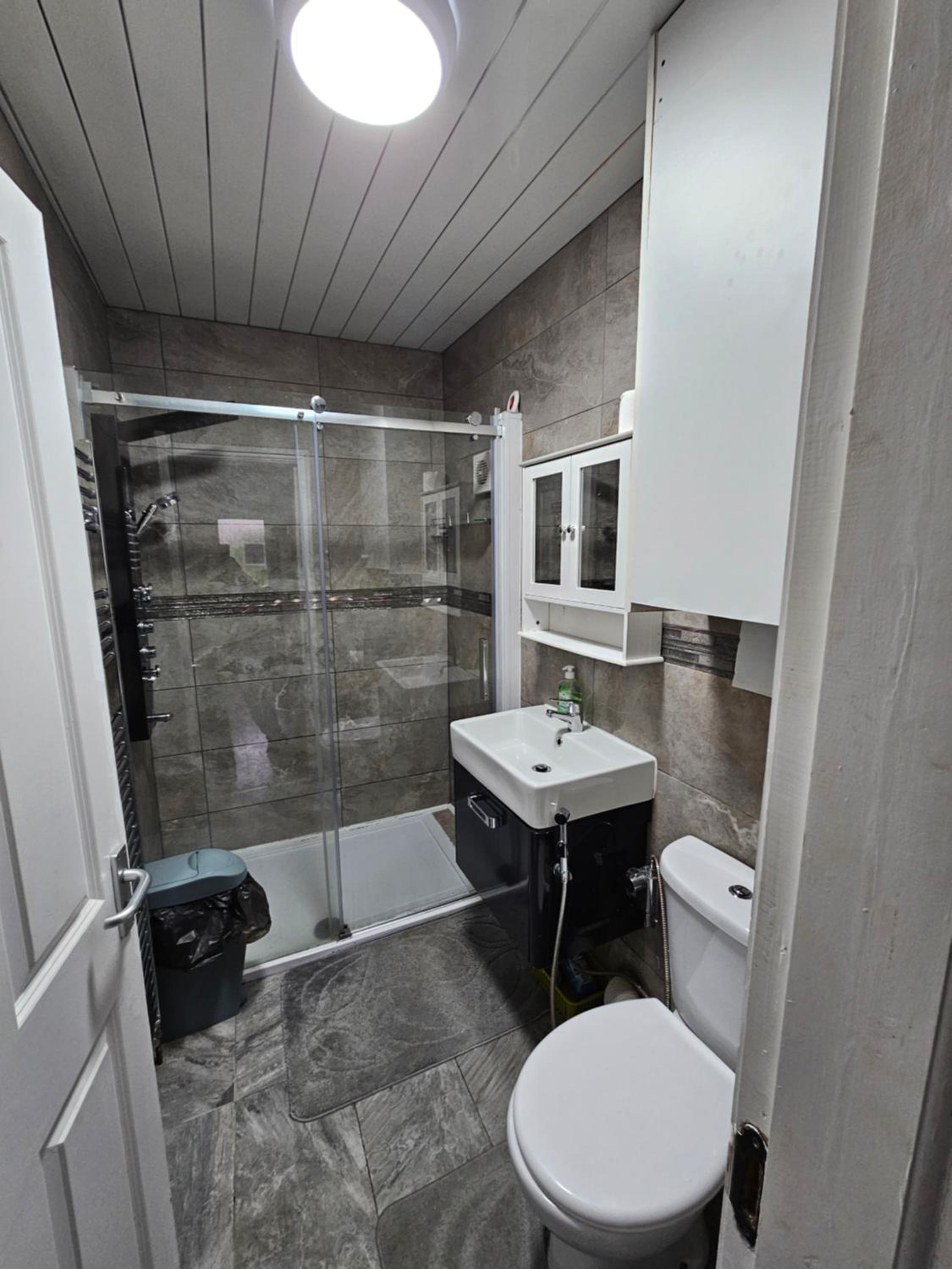 Triple Room with Private Bathroom - Photo 11