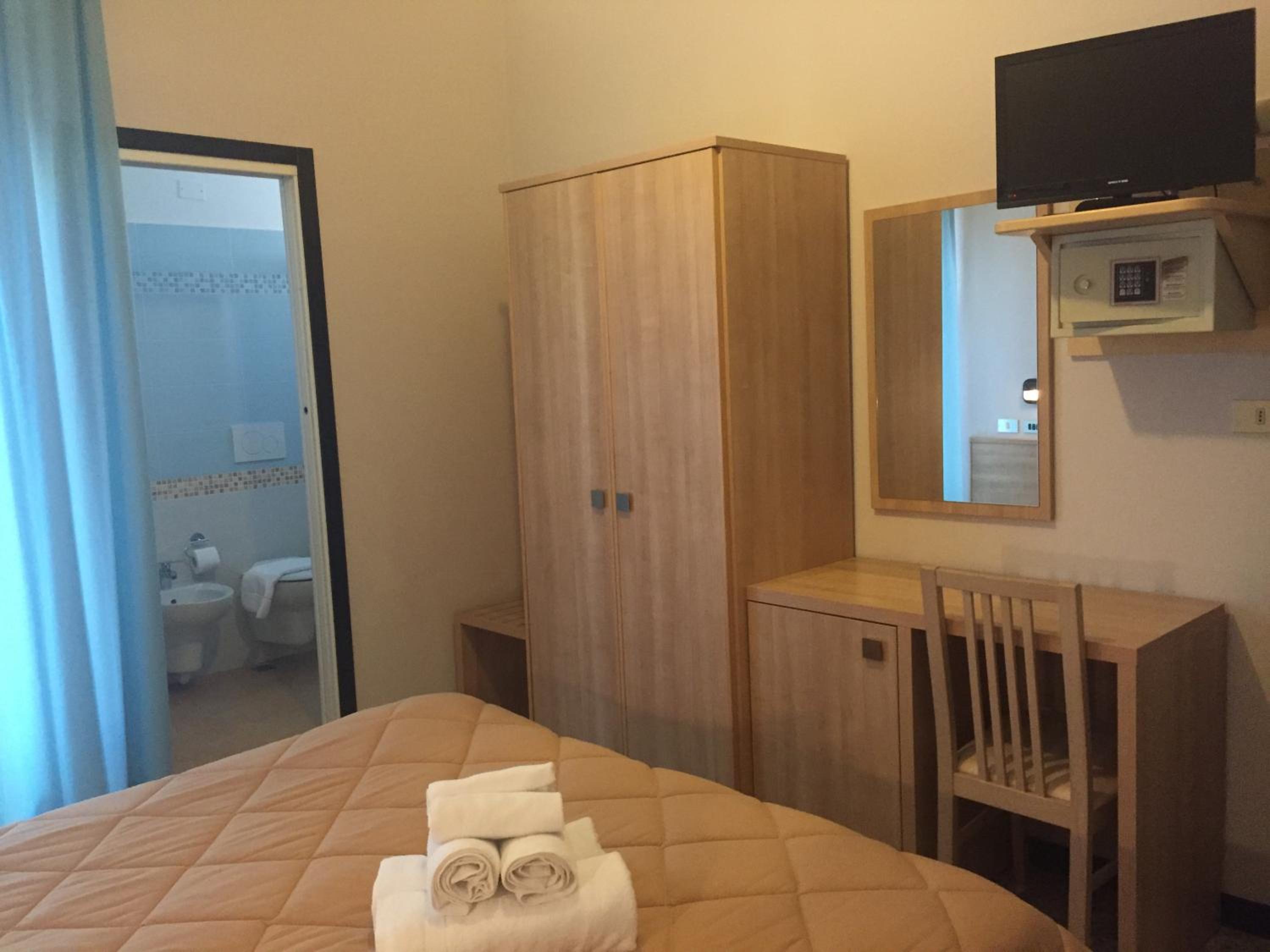 Double or Twin Room - Photo 12