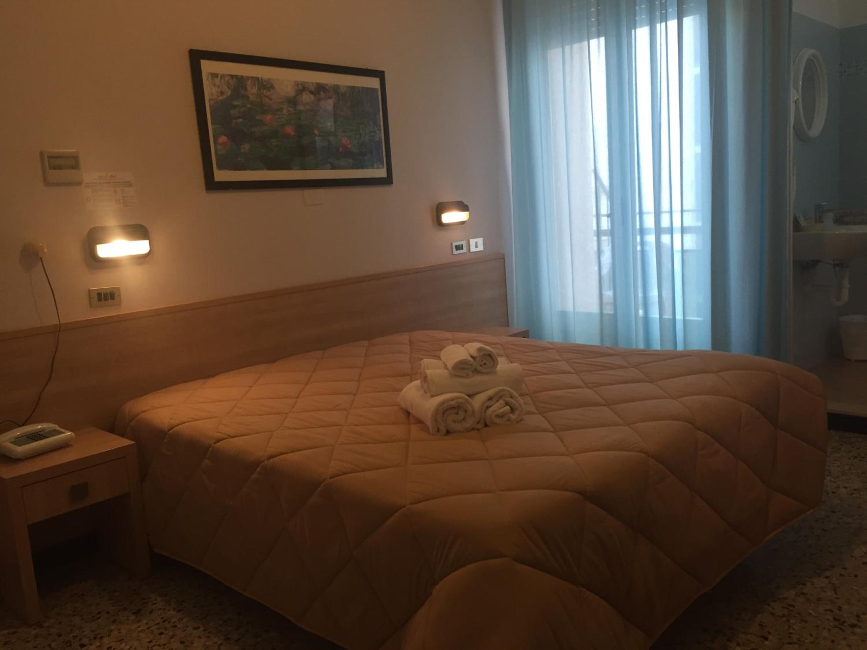 Double or Twin Room - Photo 8