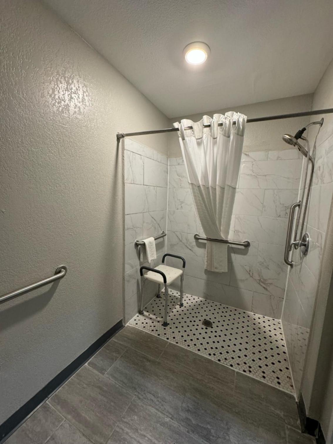 Double Room with Two Double Beds - Accessible/Non-Smoking - Photo 3