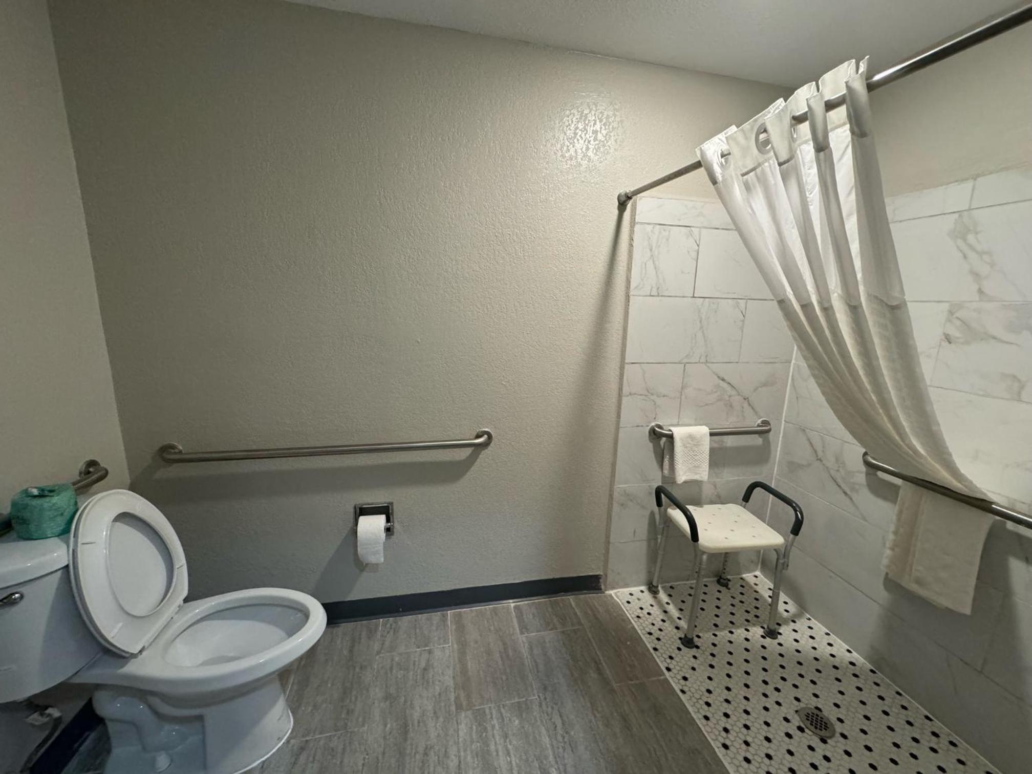 Double Room with Two Double Beds - Accessible/Non-Smoking - Photo 4