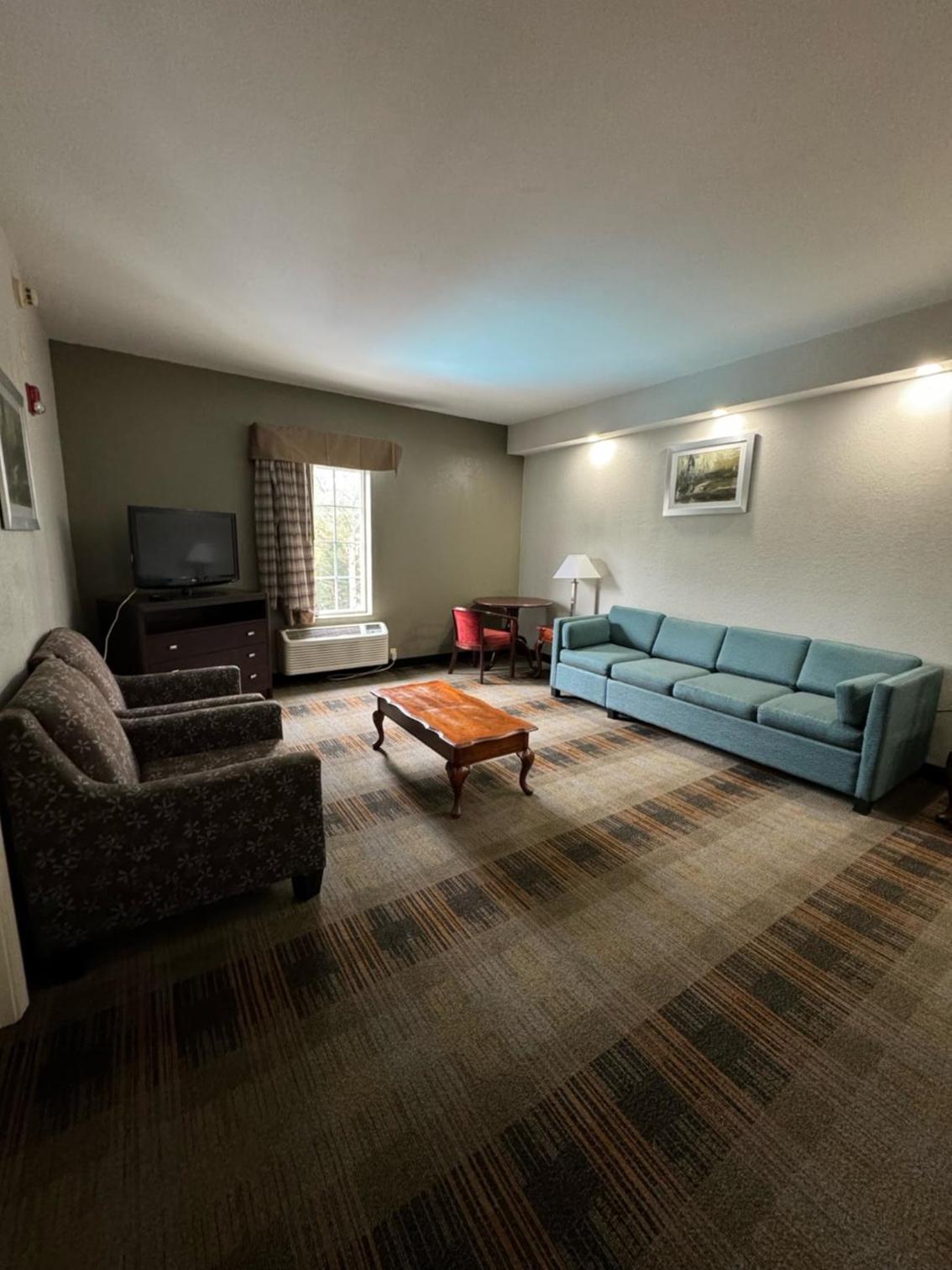 King Room - Non-Smoking - Photo 5
