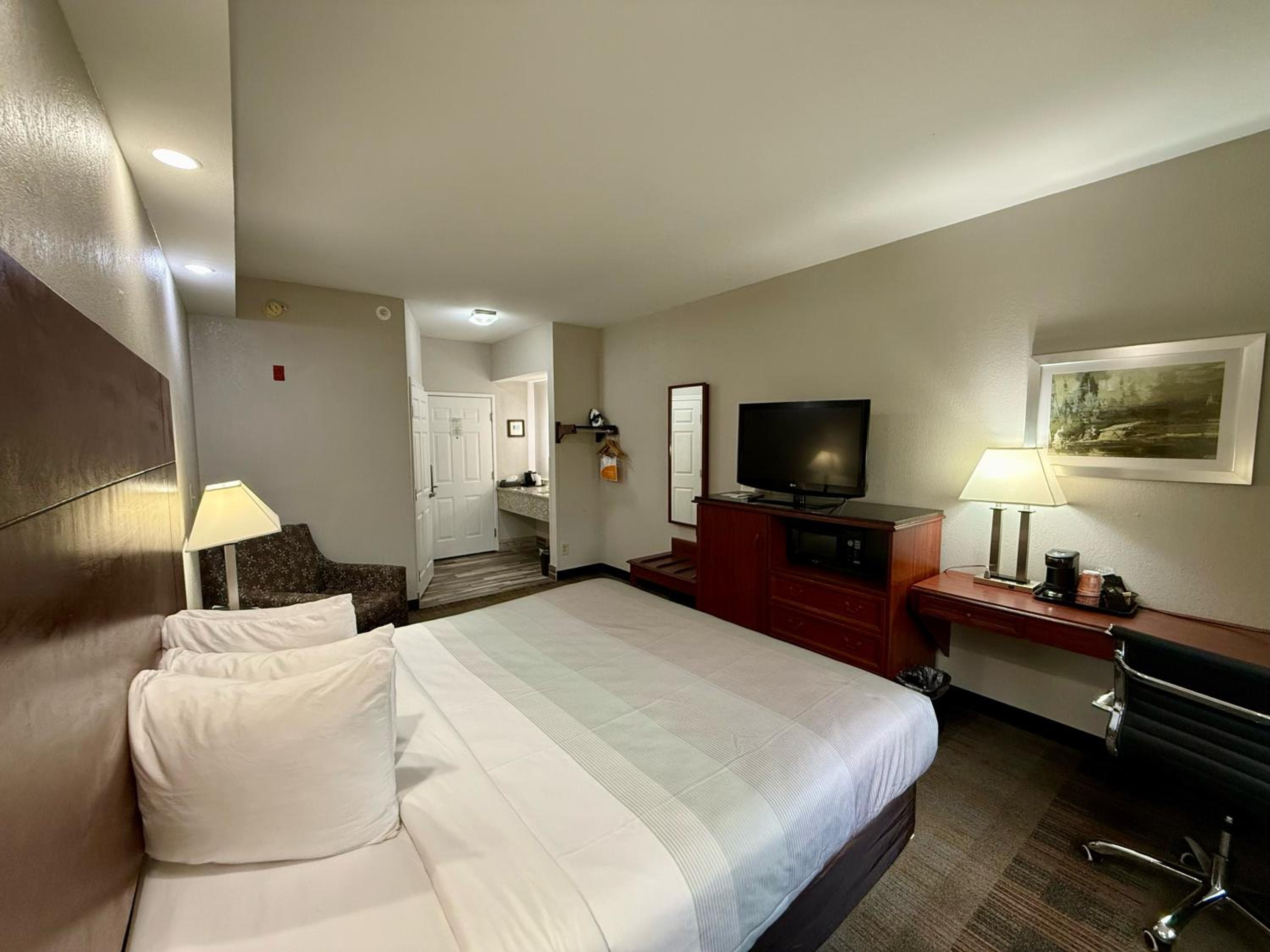 King Room - Non-Smoking - Photo 6