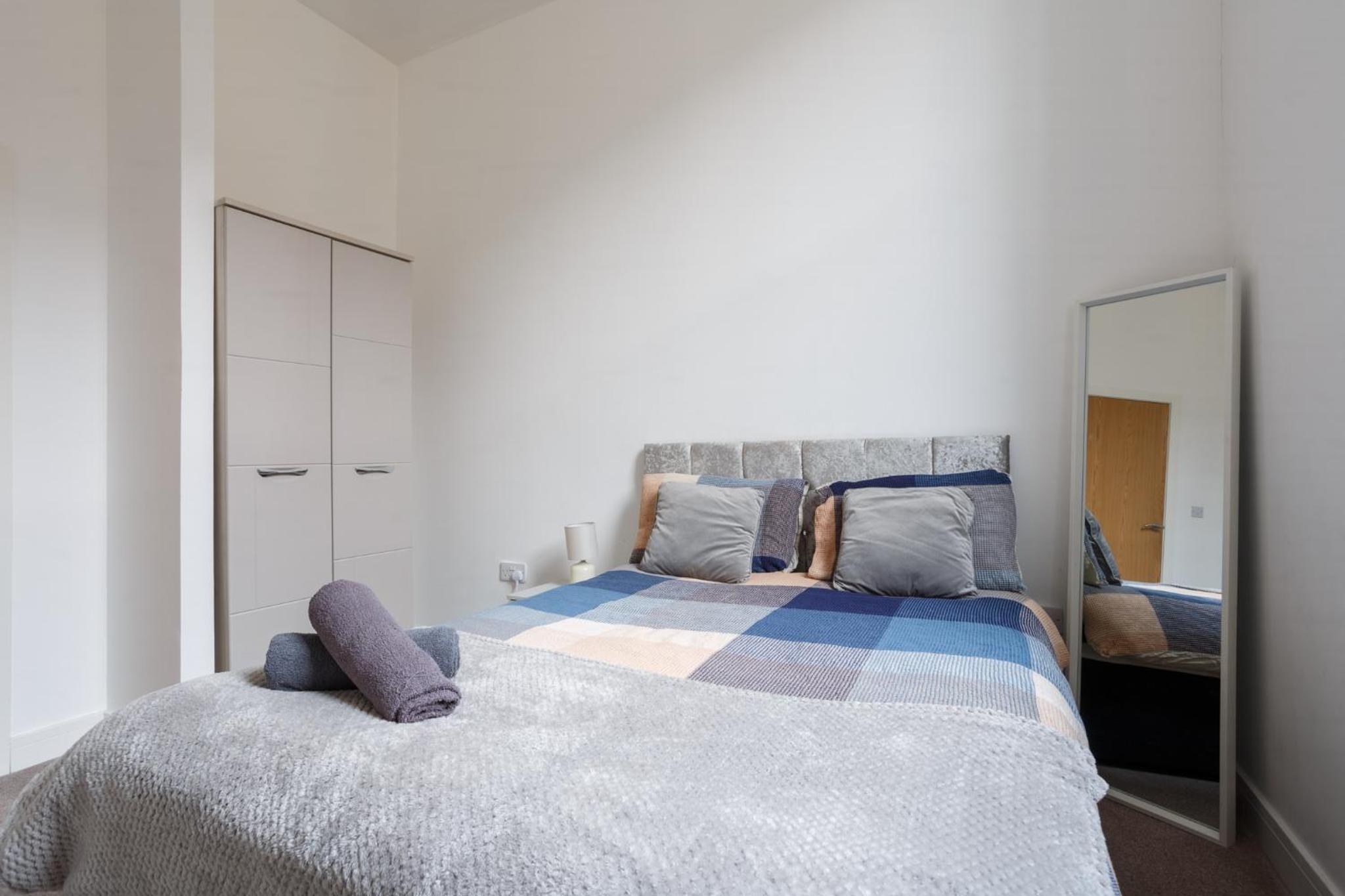One-Bedroom Apartment photo 1