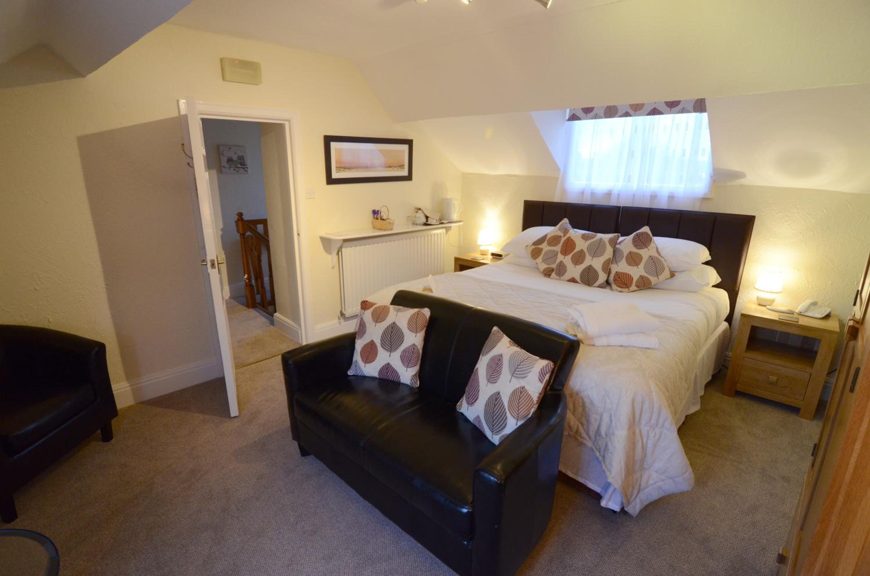 Quadruple Room with Private Bathroom photo 3
