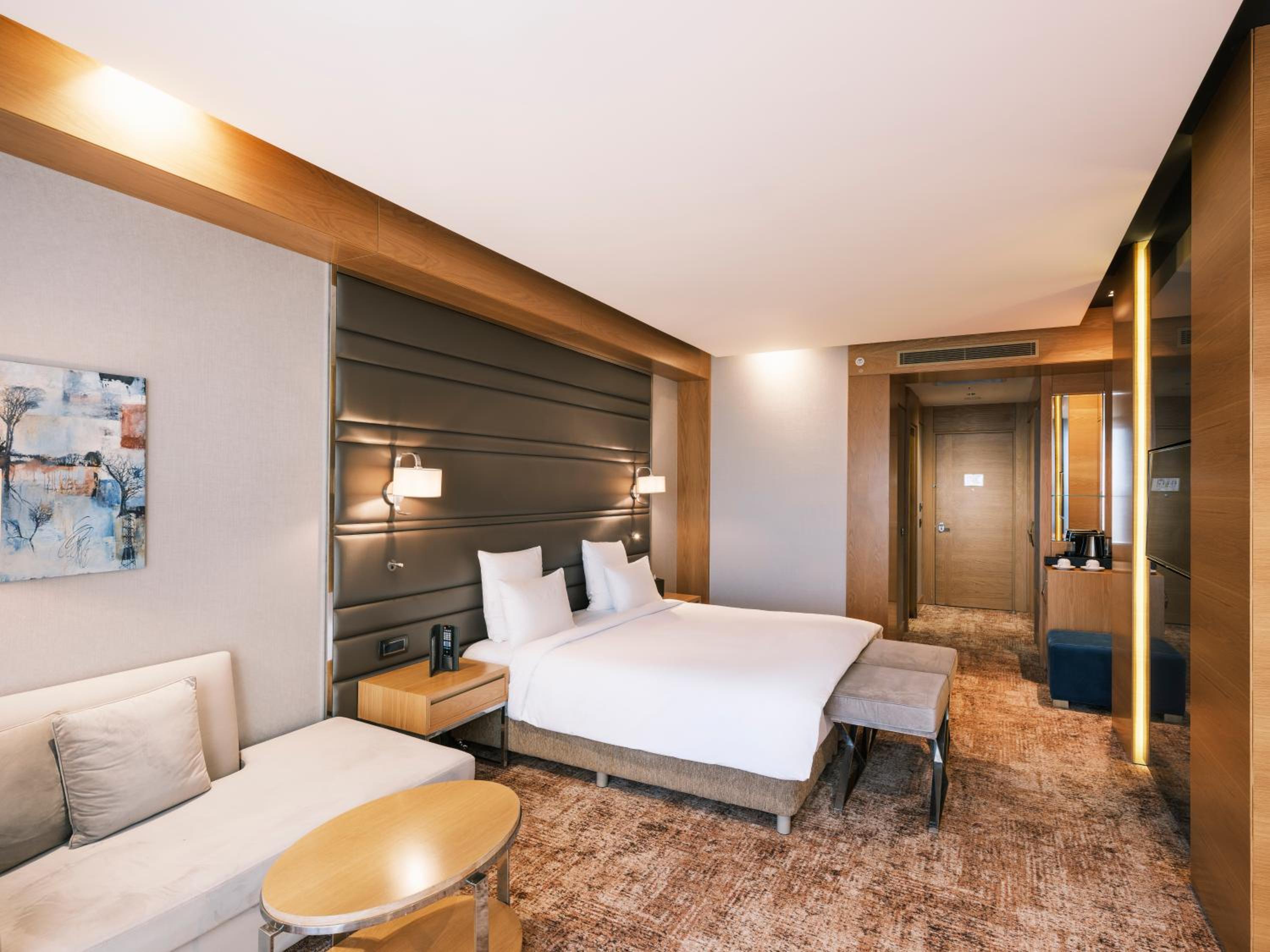 Deluxe King Room photo 2