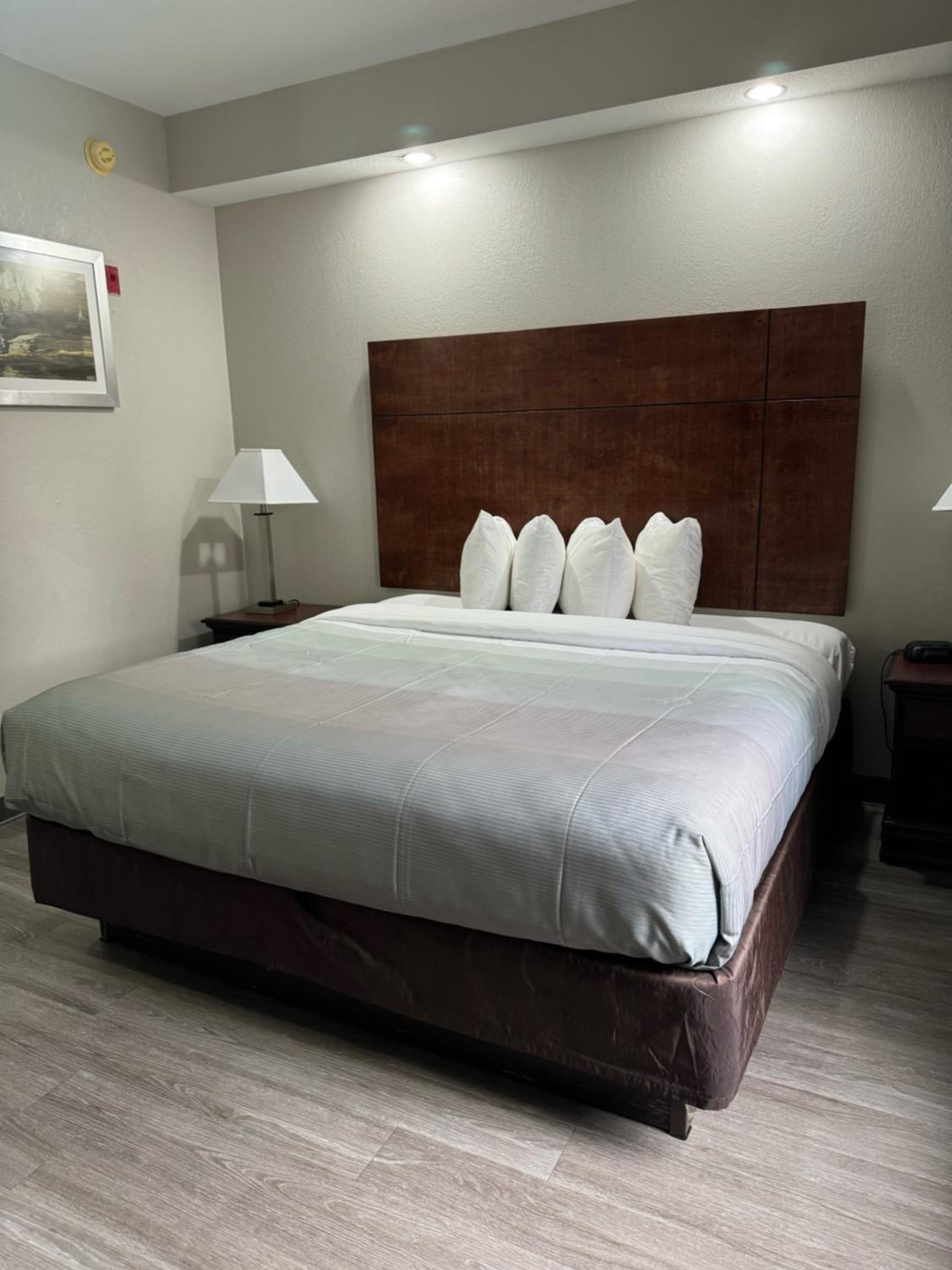 King Room - Non-Smoking - Photo 4