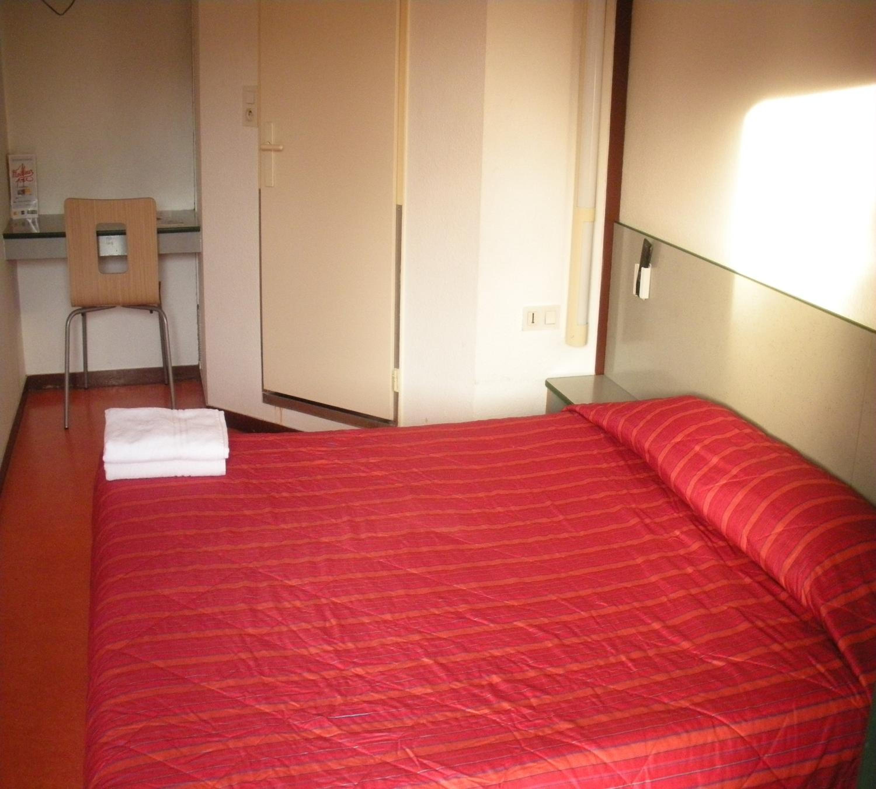 Standard Queen Room - Photo 7