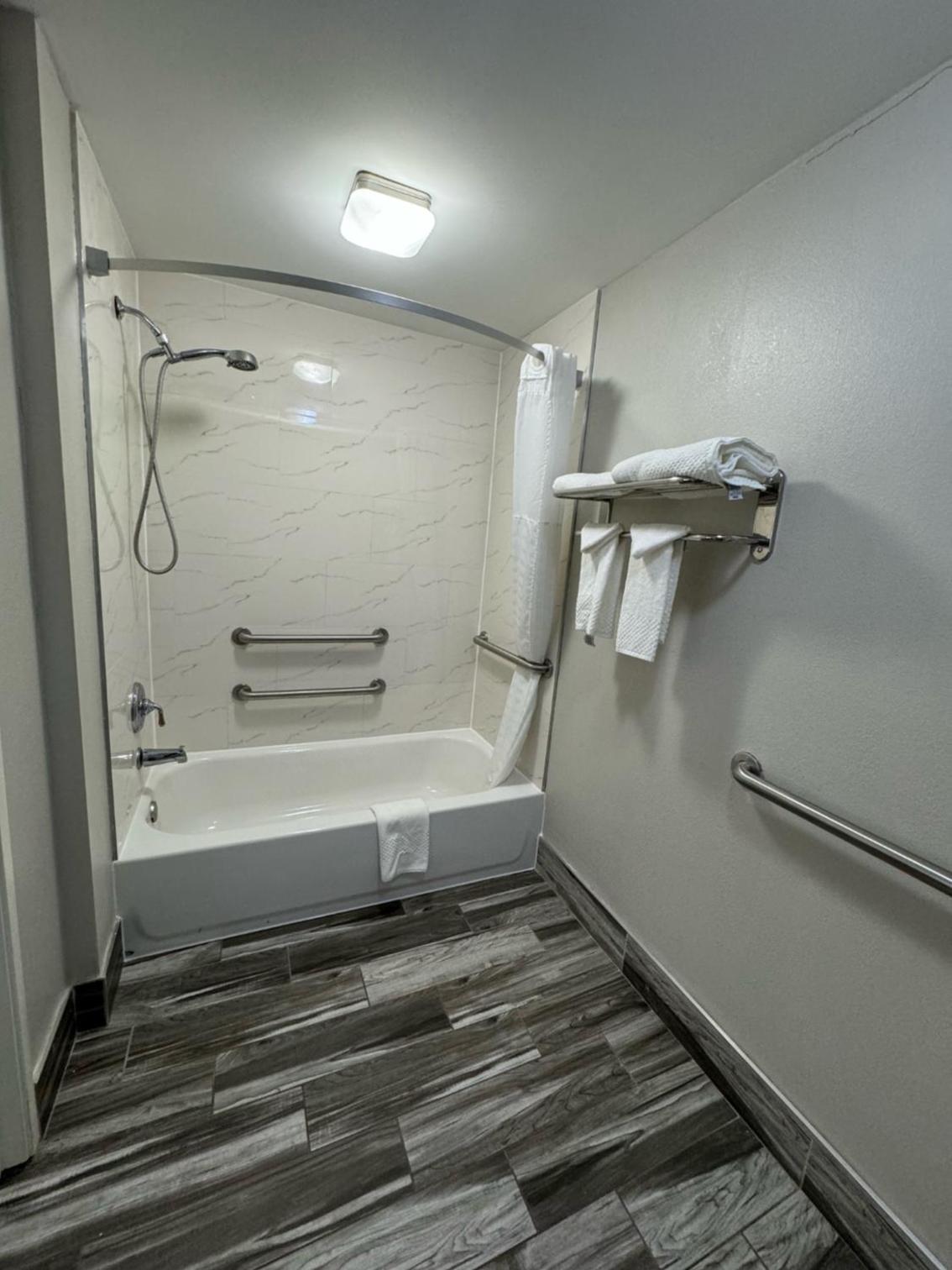 King Room - Accessible/Non-Smoking - Photo 3