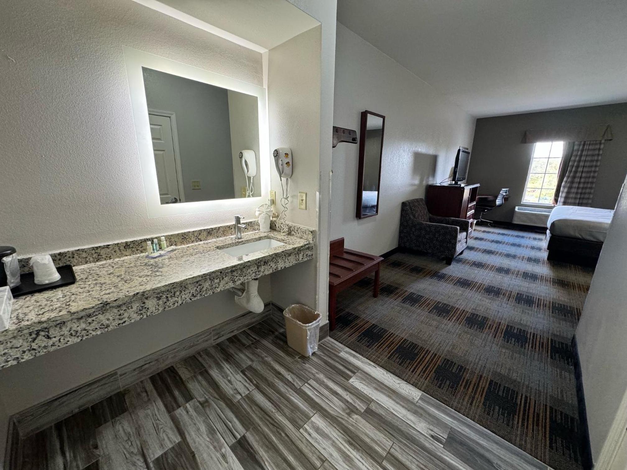 King Room - Accessible/Non-Smoking - Photo 2
