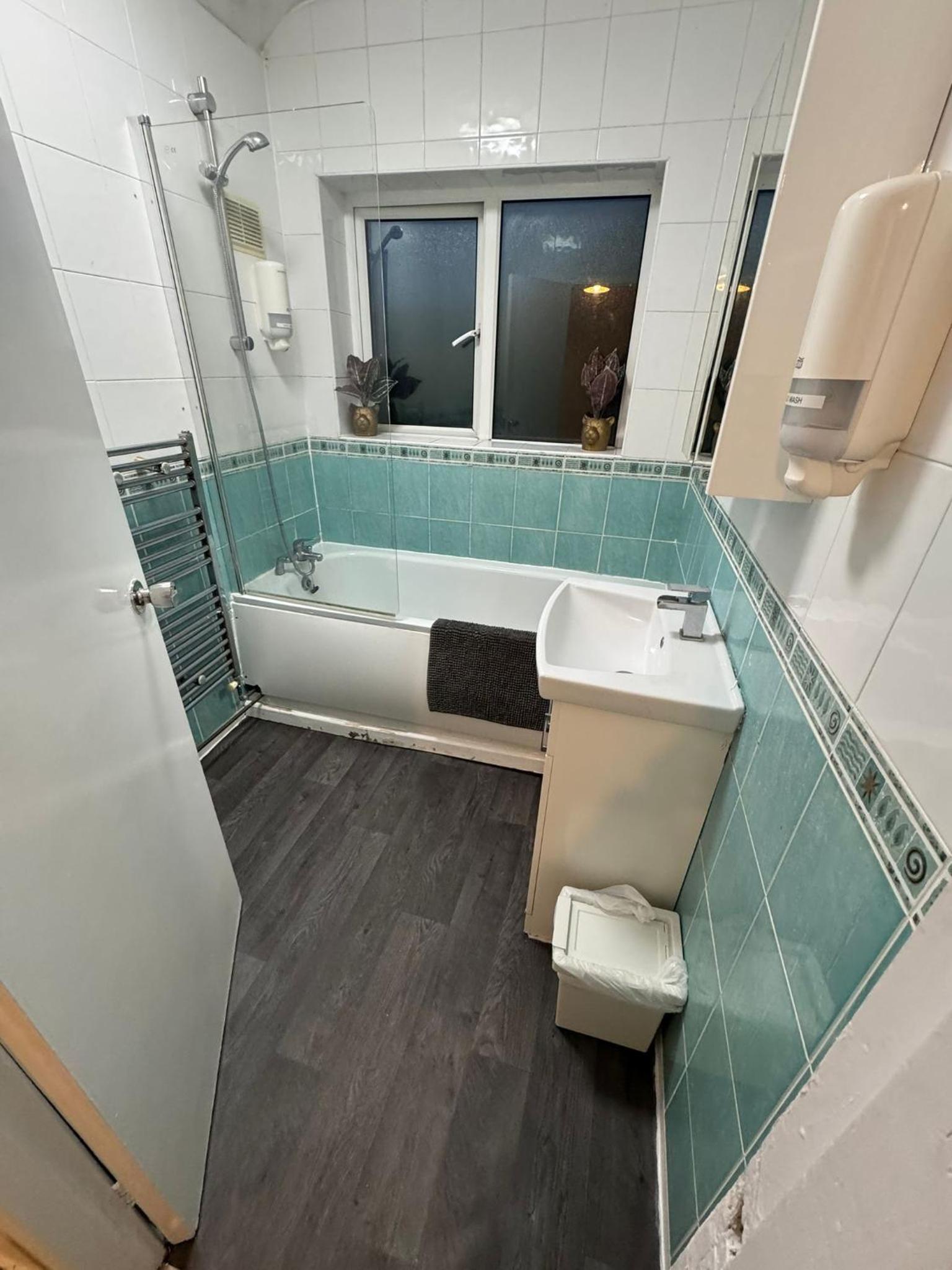 Double Room with Shared Bathroom photo 3