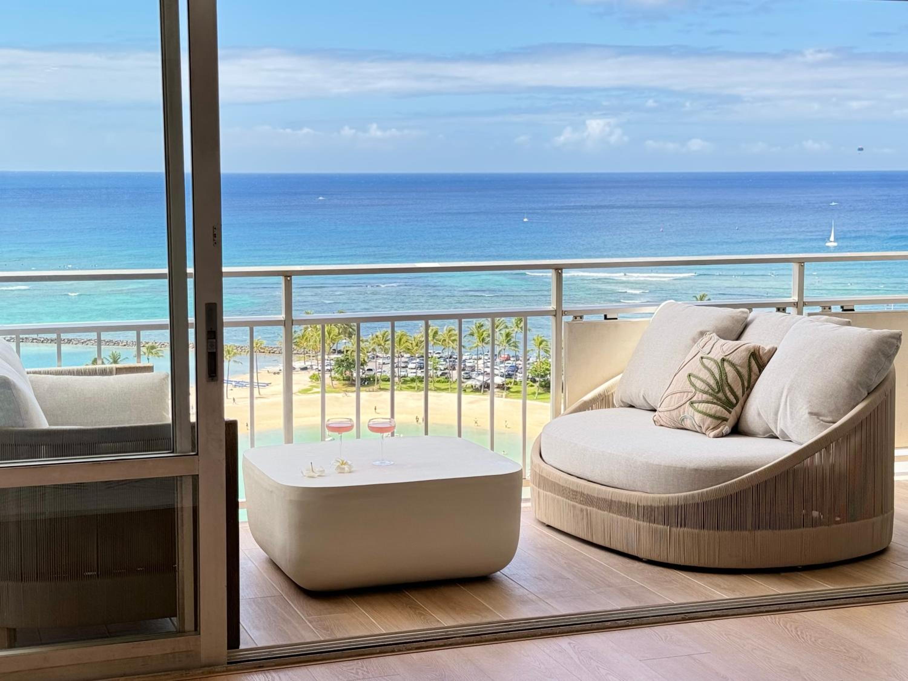 Panoramic Oceanview Resort - Full Kitchen in Each Unit, 2 Swimming Pools, Onsite Restaurants, Fireworks Every Friday: balcony & terrace photo