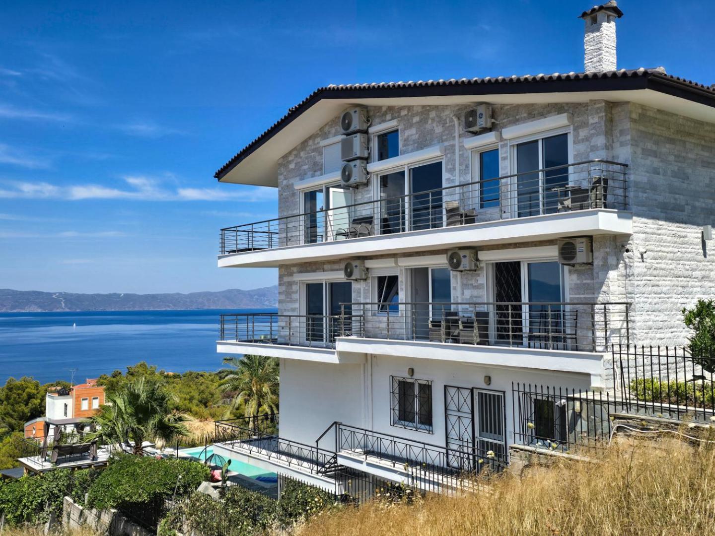 Deluxe Suite with Sea View photo 3