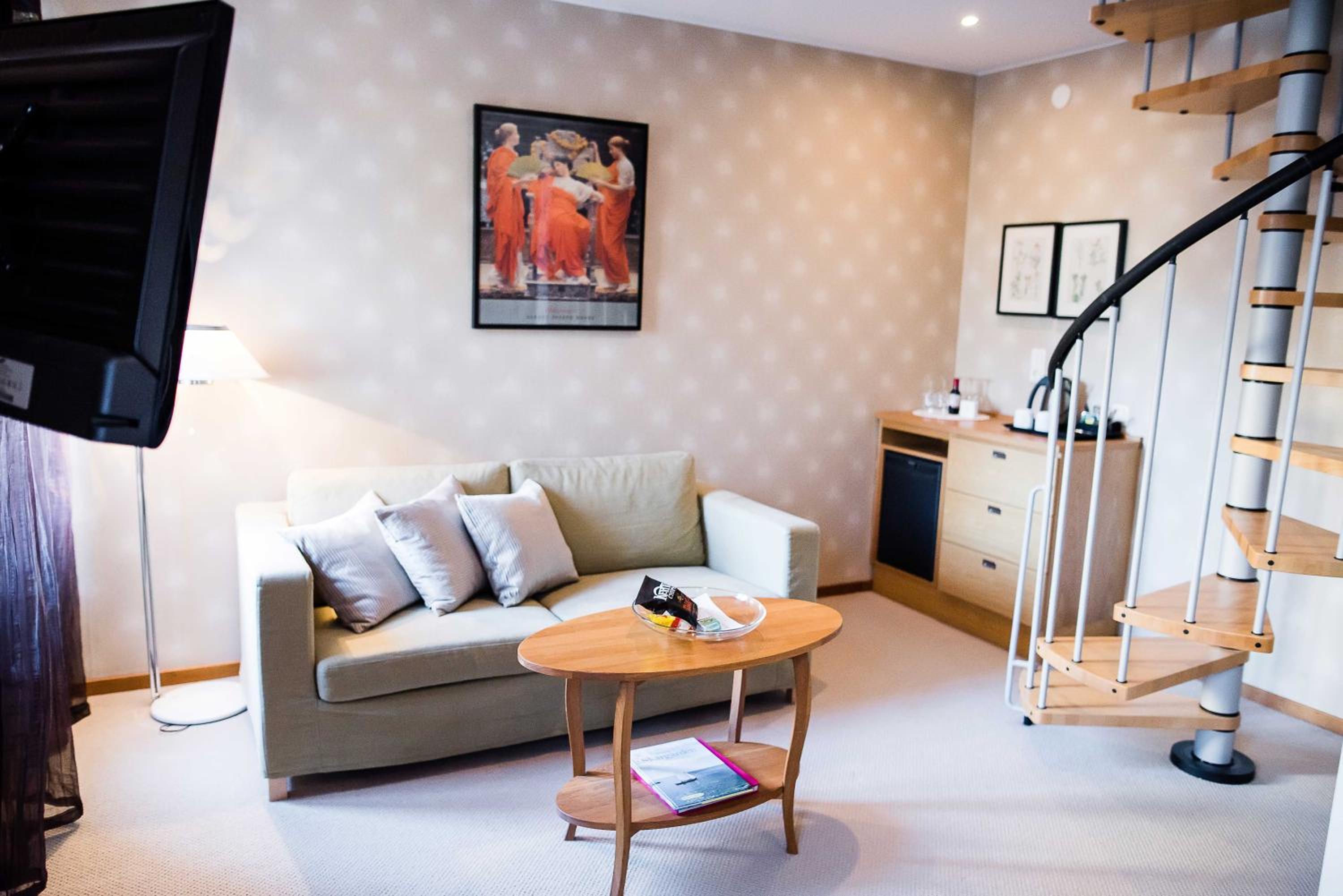 Large Suite - Photo 7
