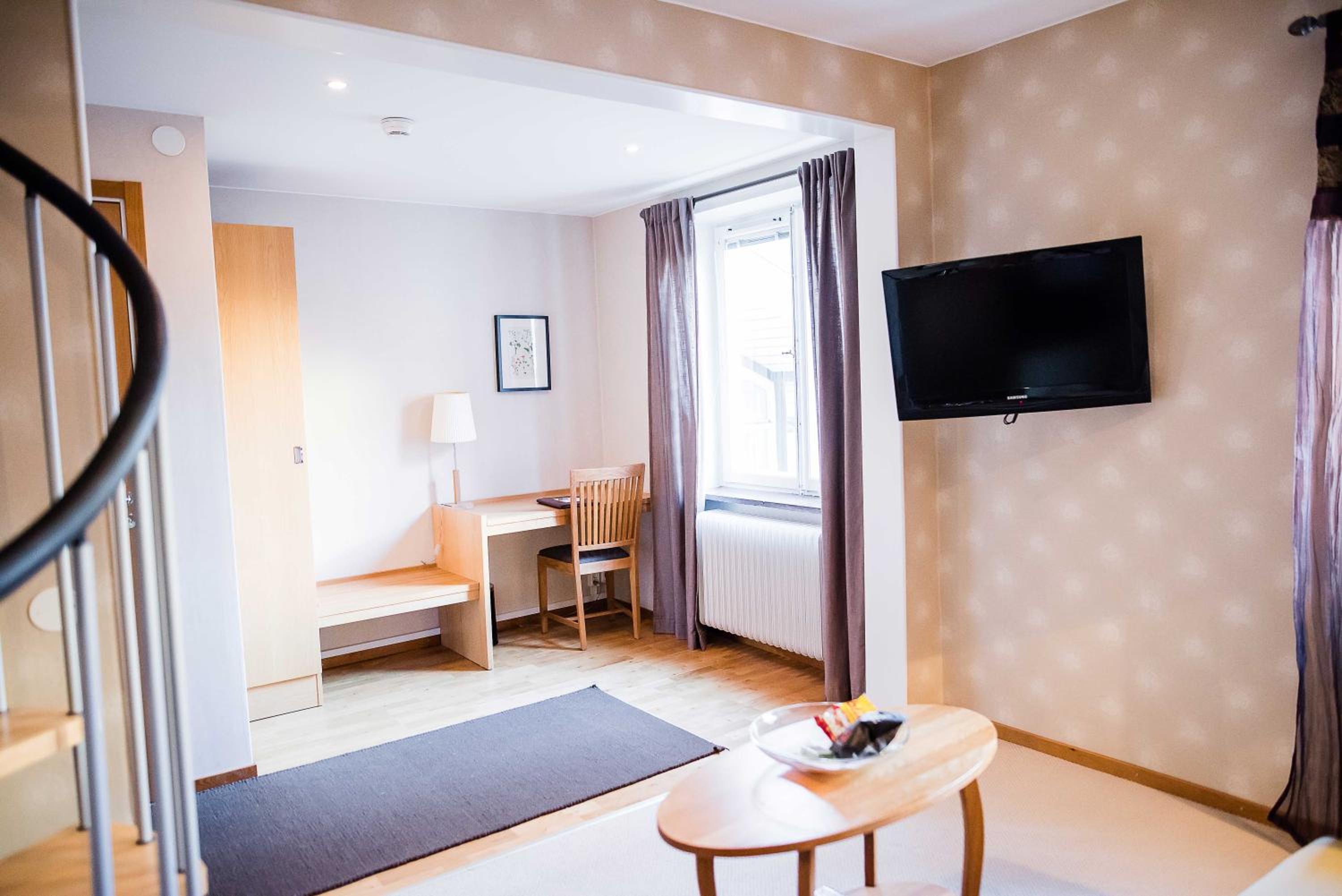 Large Suite - Photo 10