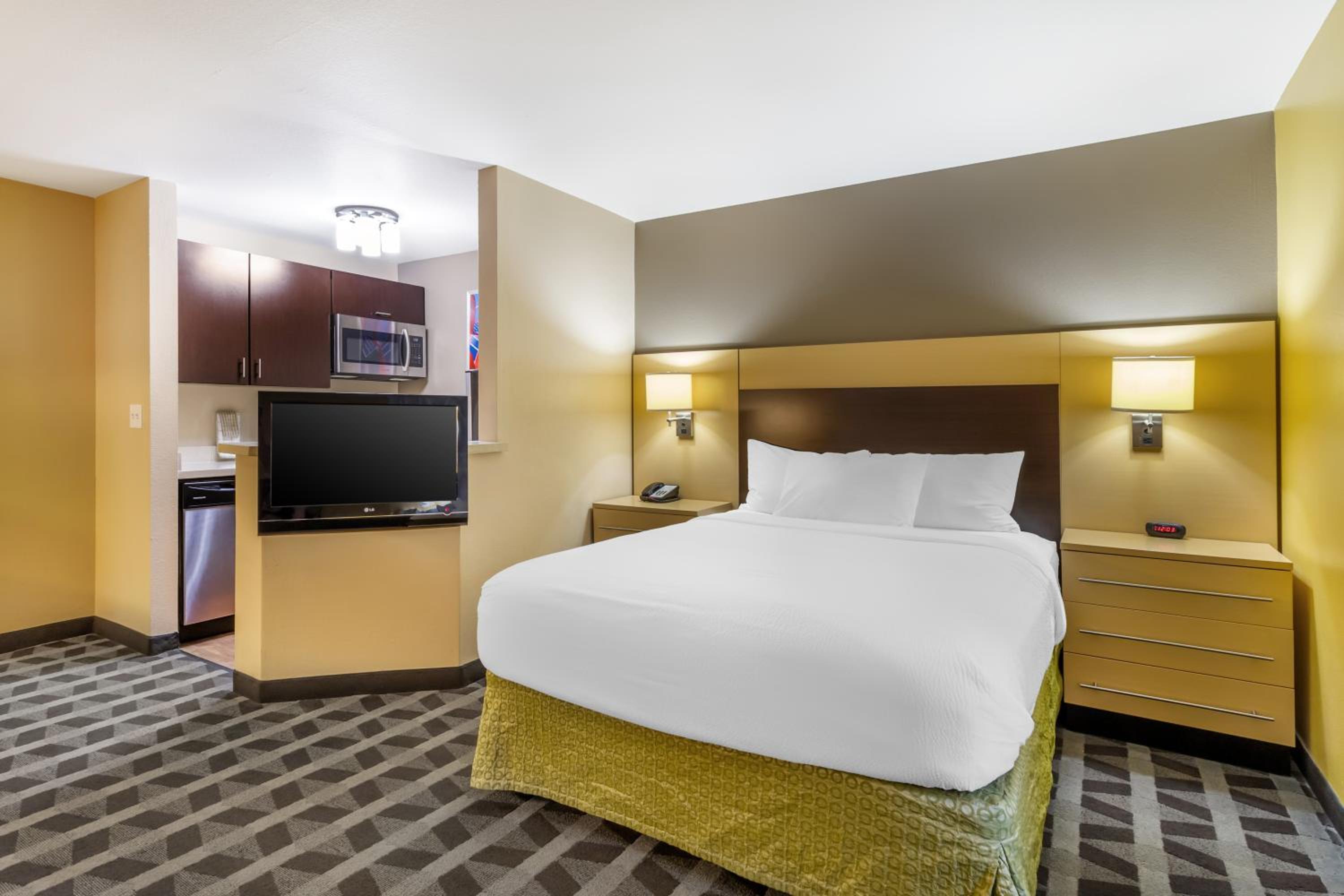 Efficiency Queen Suite with Living room - Non Smoking