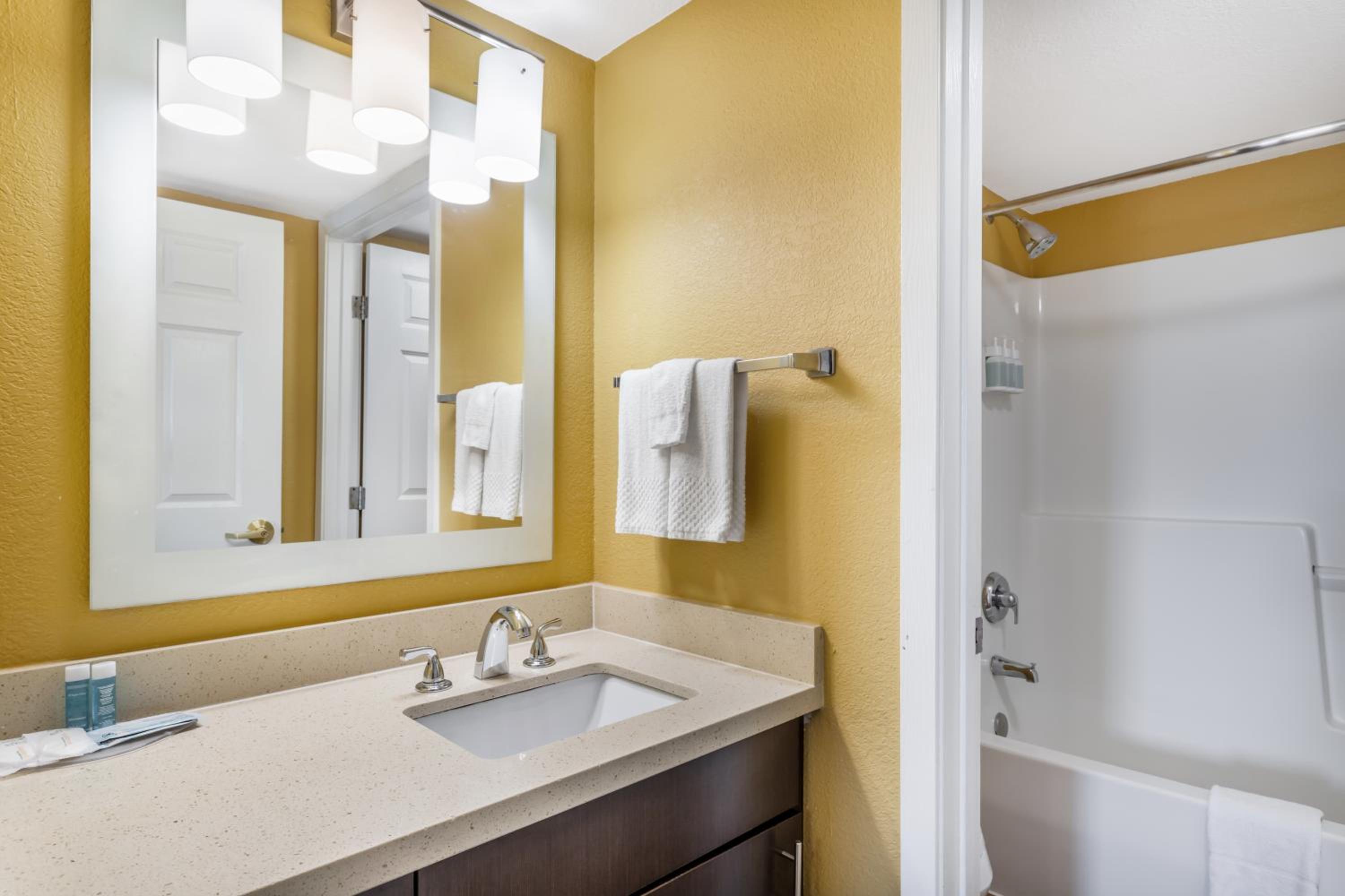 Efficiency Queen Suite with Two Queen Beds and Living room - Non Smoking