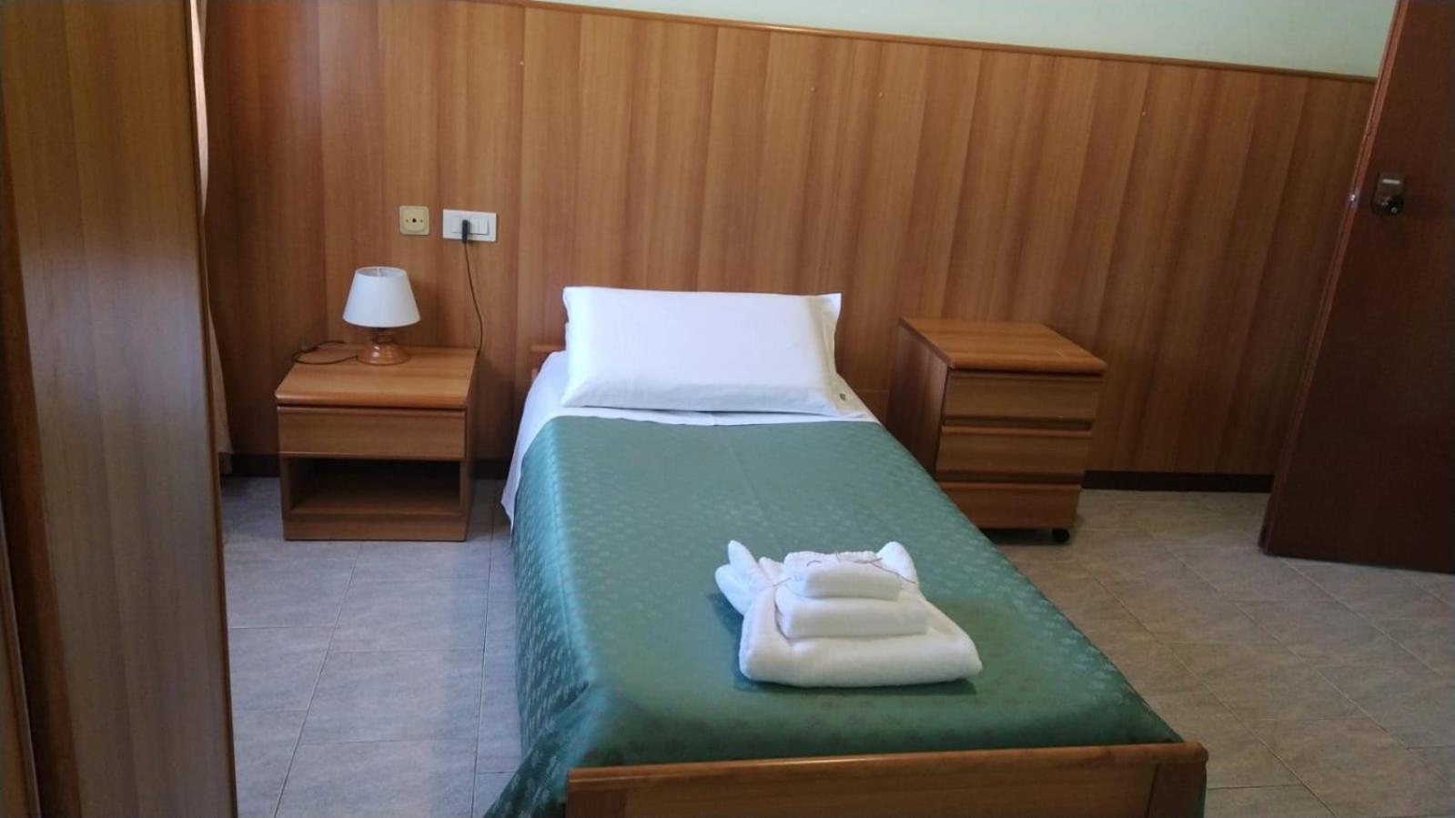 Single Room with Private Bathroom photo 1