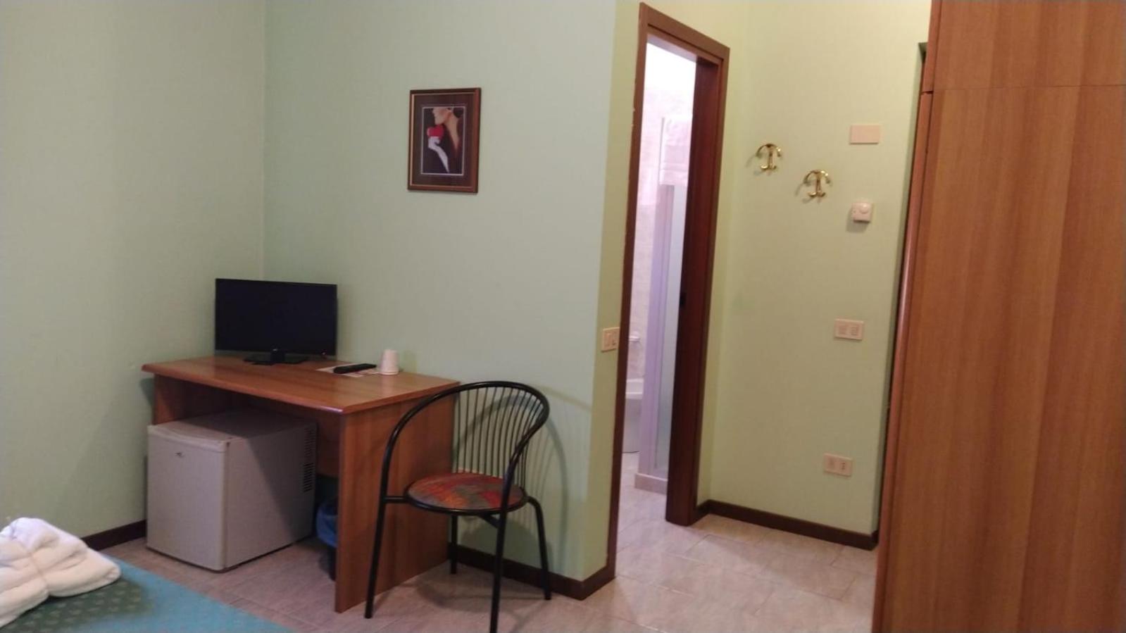 Single Room with Private Bathroom photo 2