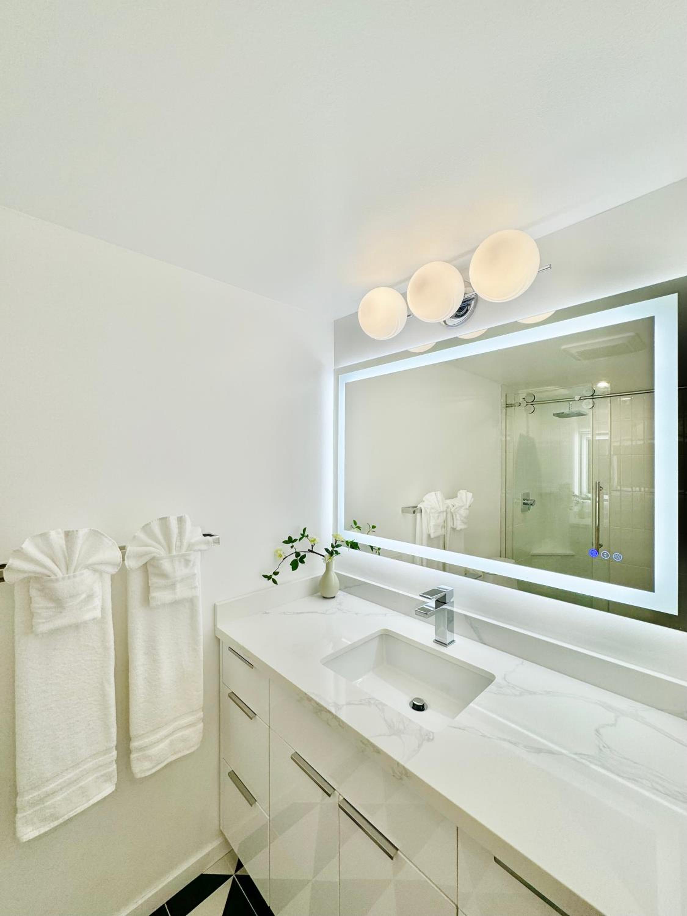 Panoramic Oceanview Resort - Full Kitchen in Each Unit, 2 Swimming Pools, Onsite Restaurants, Fireworks Every Friday: One-Bedroom Apartment - Oceanfront photo