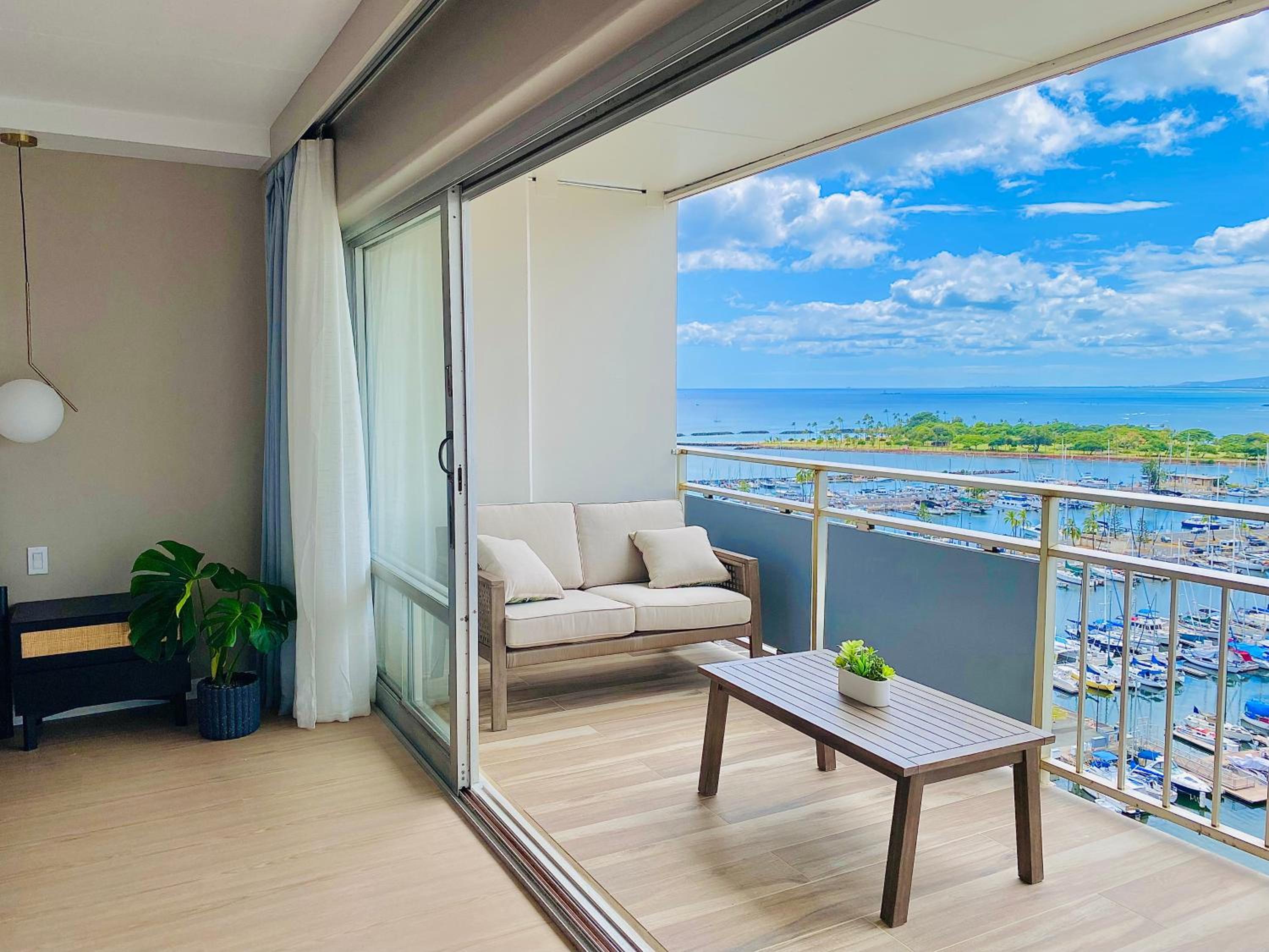 Panoramic Oceanview Resort - Full Kitchen in Each Unit, 2 Swimming Pools, Onsite Restaurants, Fireworks Every Friday: balcony & terrace photo